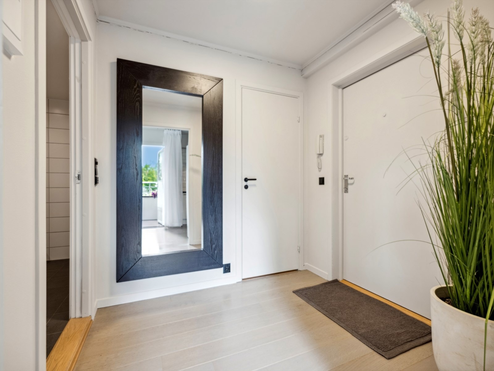 Romslig, innbydende entré. Galleribilde