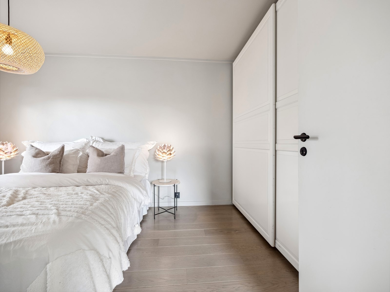 Romslig soverom innredet med stor skyvedørsgarderobe. Galleribilde