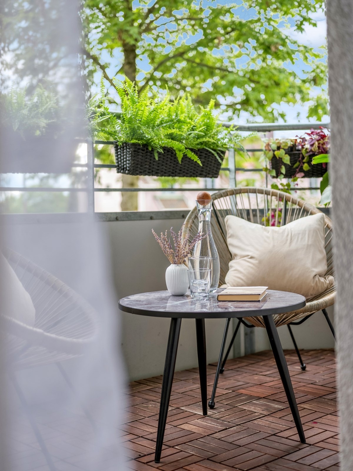 Fra stuen er det adkomst til en sydvestvendt balkong på ca. 6 m² med flotte solforhold. Galleribilde