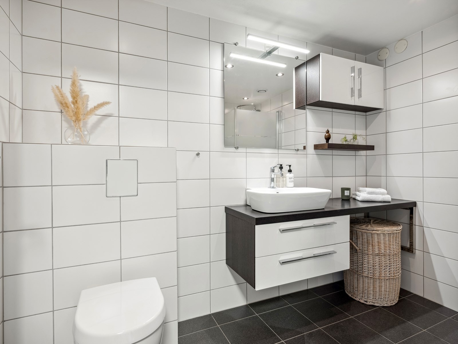 Pent flislagt baderom fra 2011 med varmekabler i gulv og downlights i himling. Galleribilde