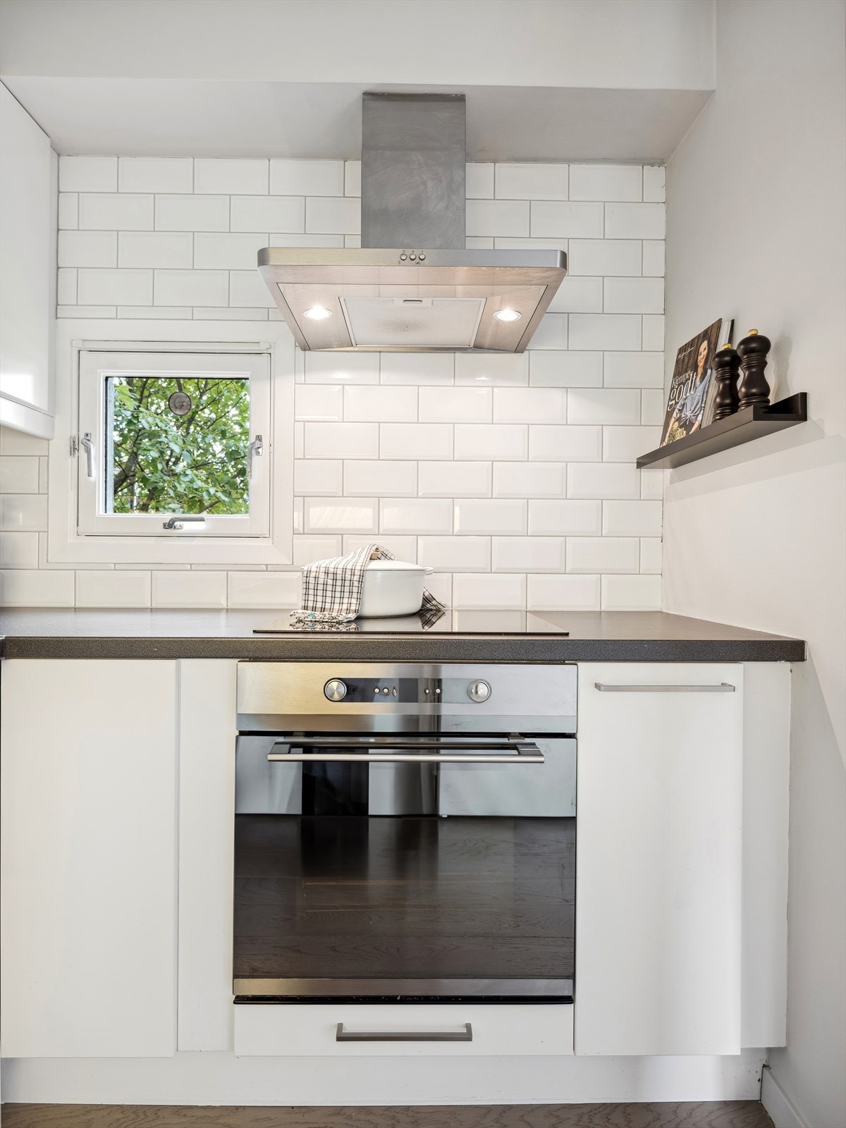 Induksjonstopp, stekeovn og oppvaskmaskin er integrert i innredningen, i tillegg frittstående kjøleskap. Galleribilde