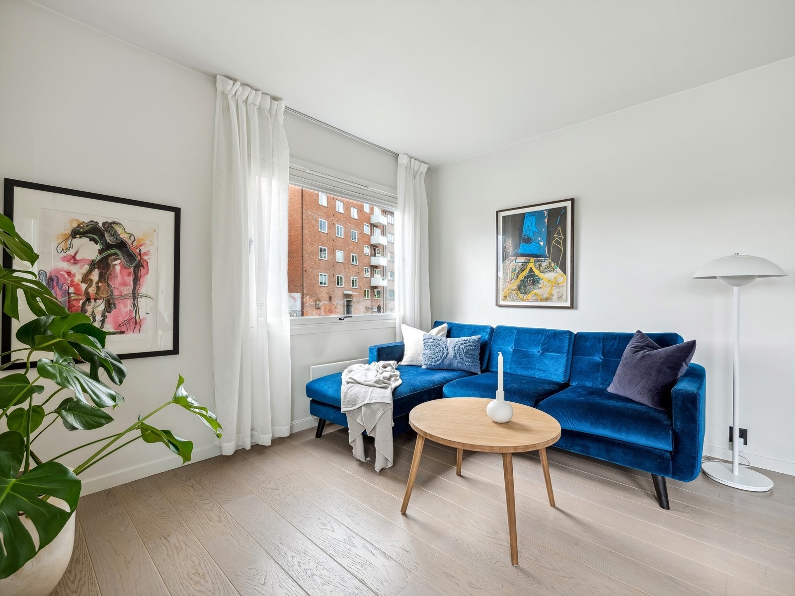 Romslig og tiltalende stue som fremstår svært møbleringsvennlig. Galleribilde