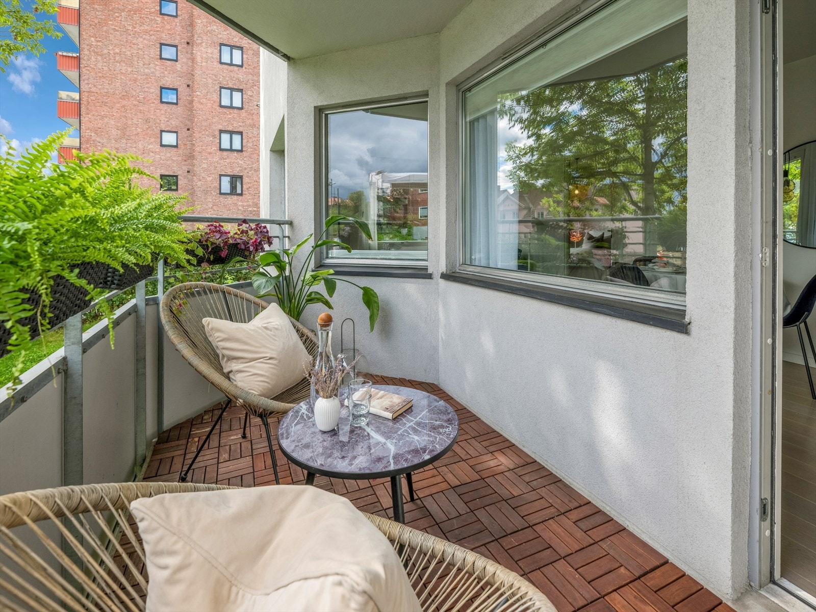 Balkongen er overbygget og det er god plass til ønsket utemøblement. Galleribilde