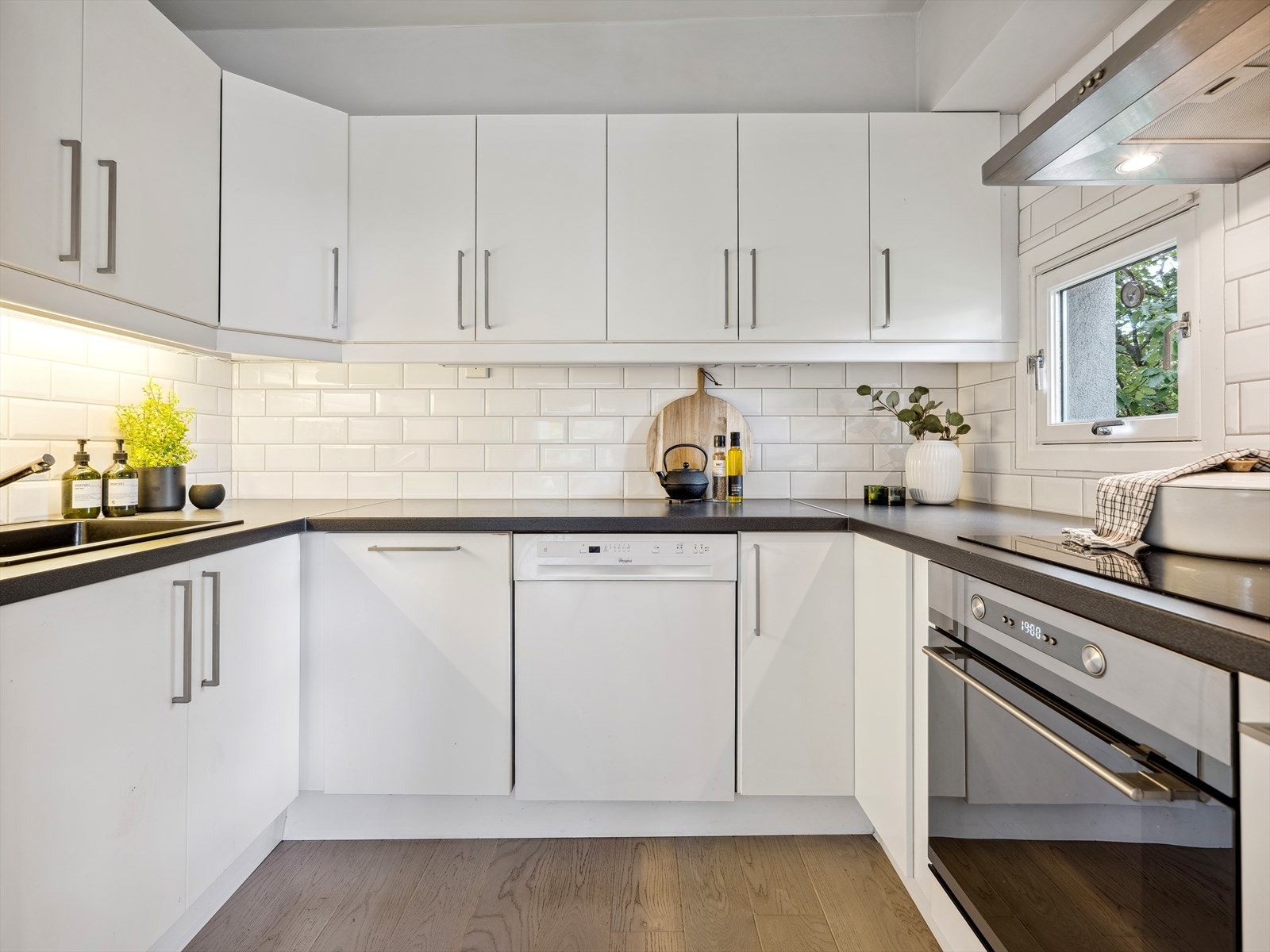 Kjøkkeninnredning fra IKEA med hvite, glatte fronter. Rikelig med skap- og benkeplass. Galleribilde