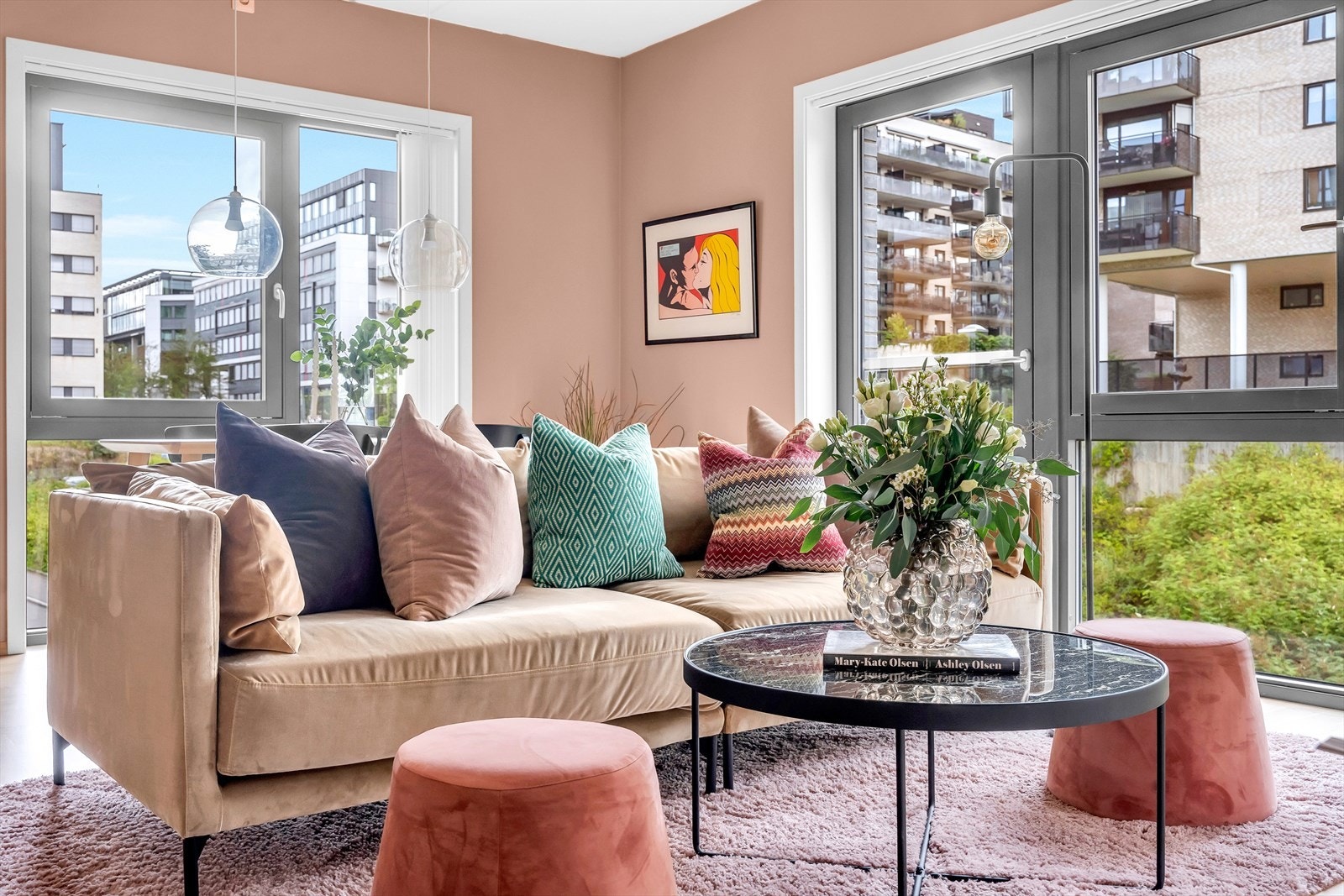 De store vinduene slipper inn riklig med naturlig lys. Galleribilde