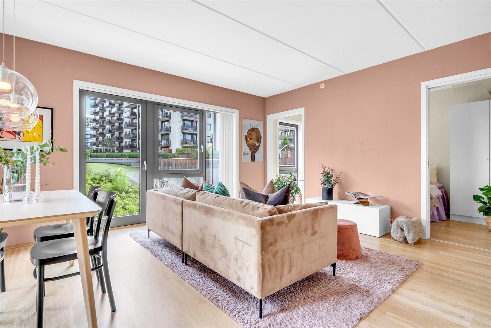 Generøs stue med inngang til soverom på begge sider. Godt med oppbevaring Galleribilde