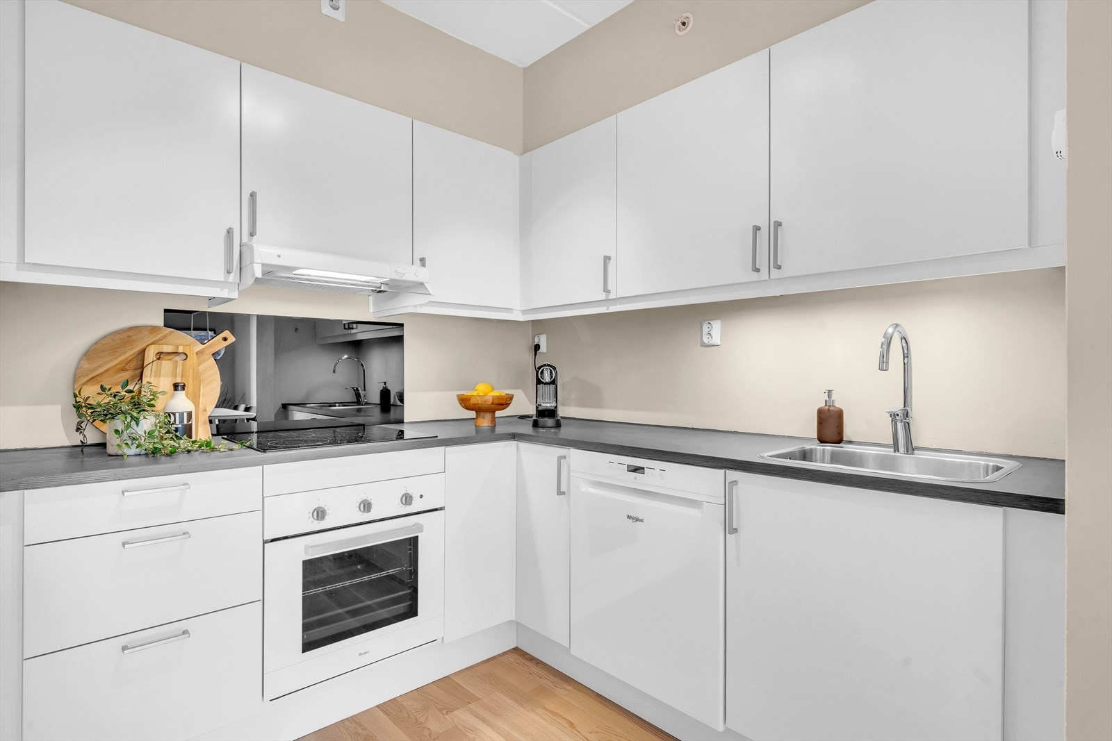 Lys og praktisk kjøkkenløsning. Galleribilde