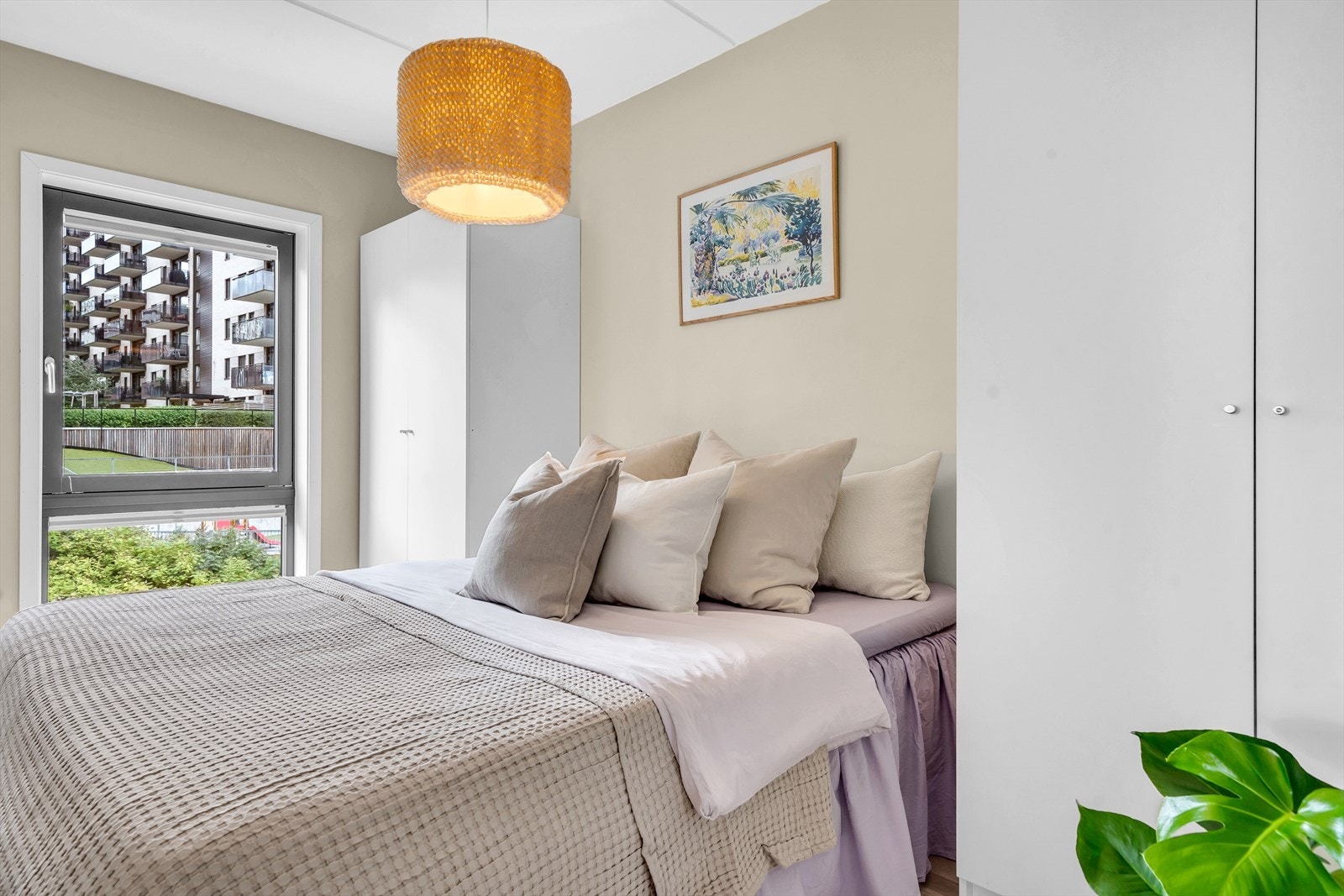 Generøs garderobe og plass til 180 cm dobbeltseng Galleribilde