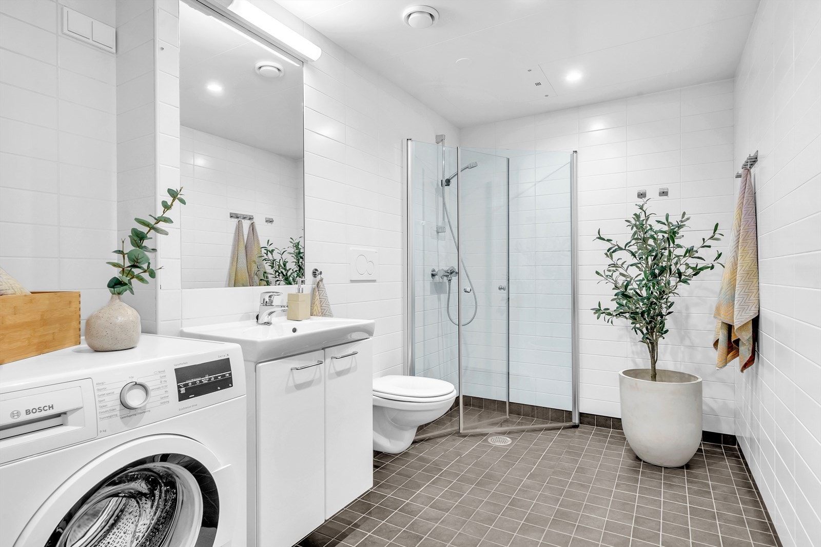 Badet har god plass til både tørketrommel og vaskemaskin. Galleribilde