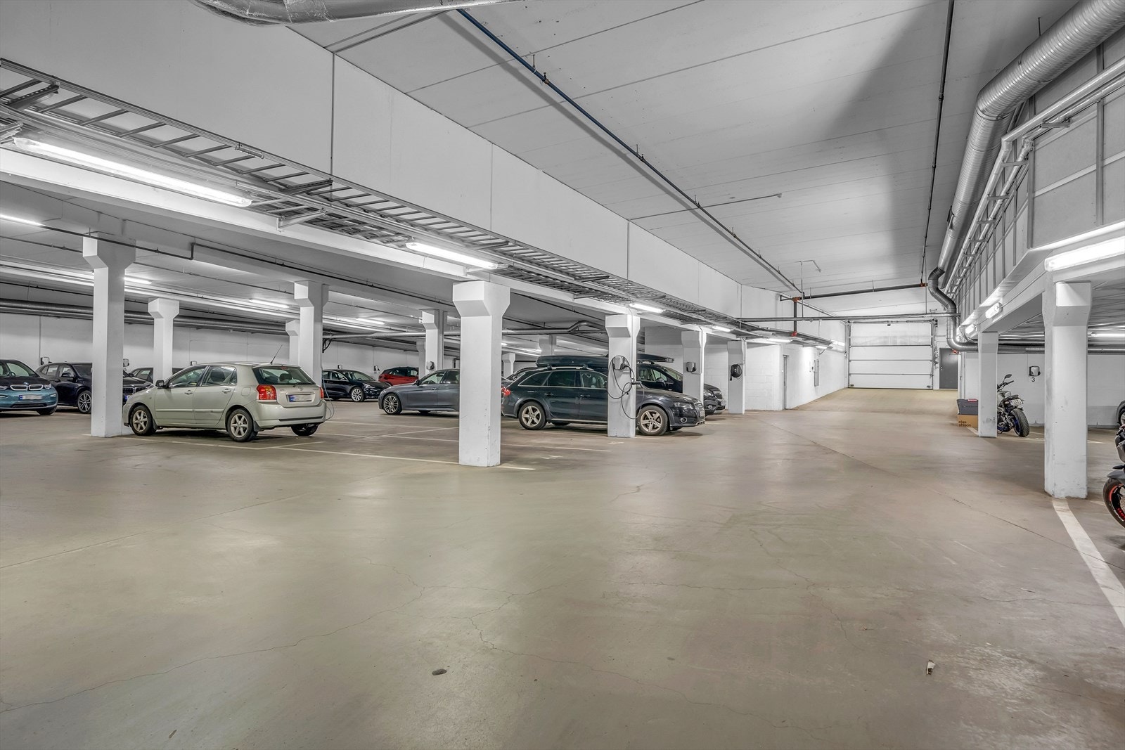 Mulig å kjøpe eller leie garasjeplass i kjelleren. Galleribilde