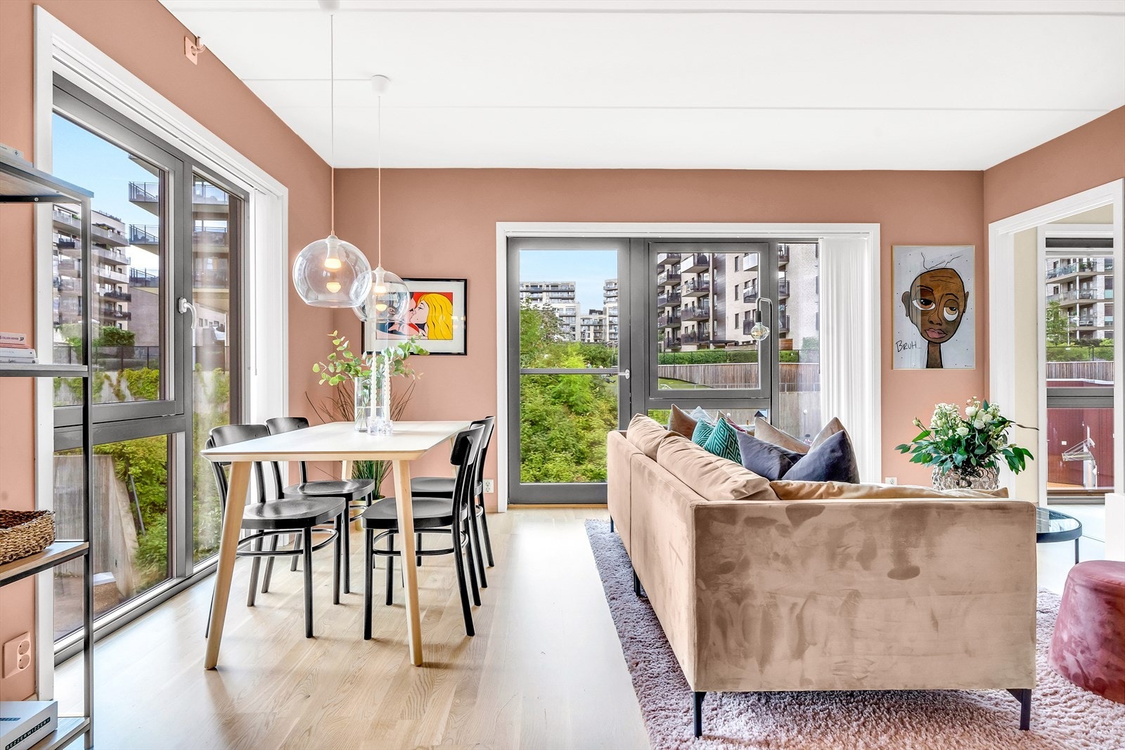 Stuen har både plass til sofagruppe og spisebord. Galleribilde