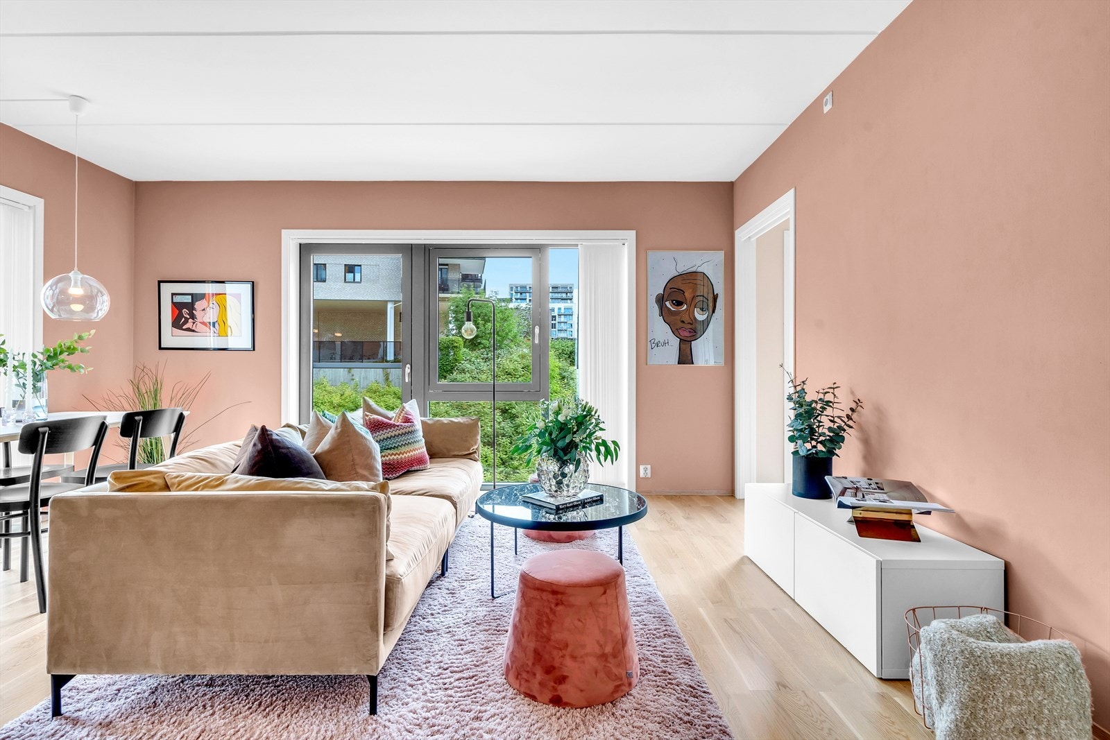 Lys stue med parkett på gulv og malt overflate på vegger. Galleribilde