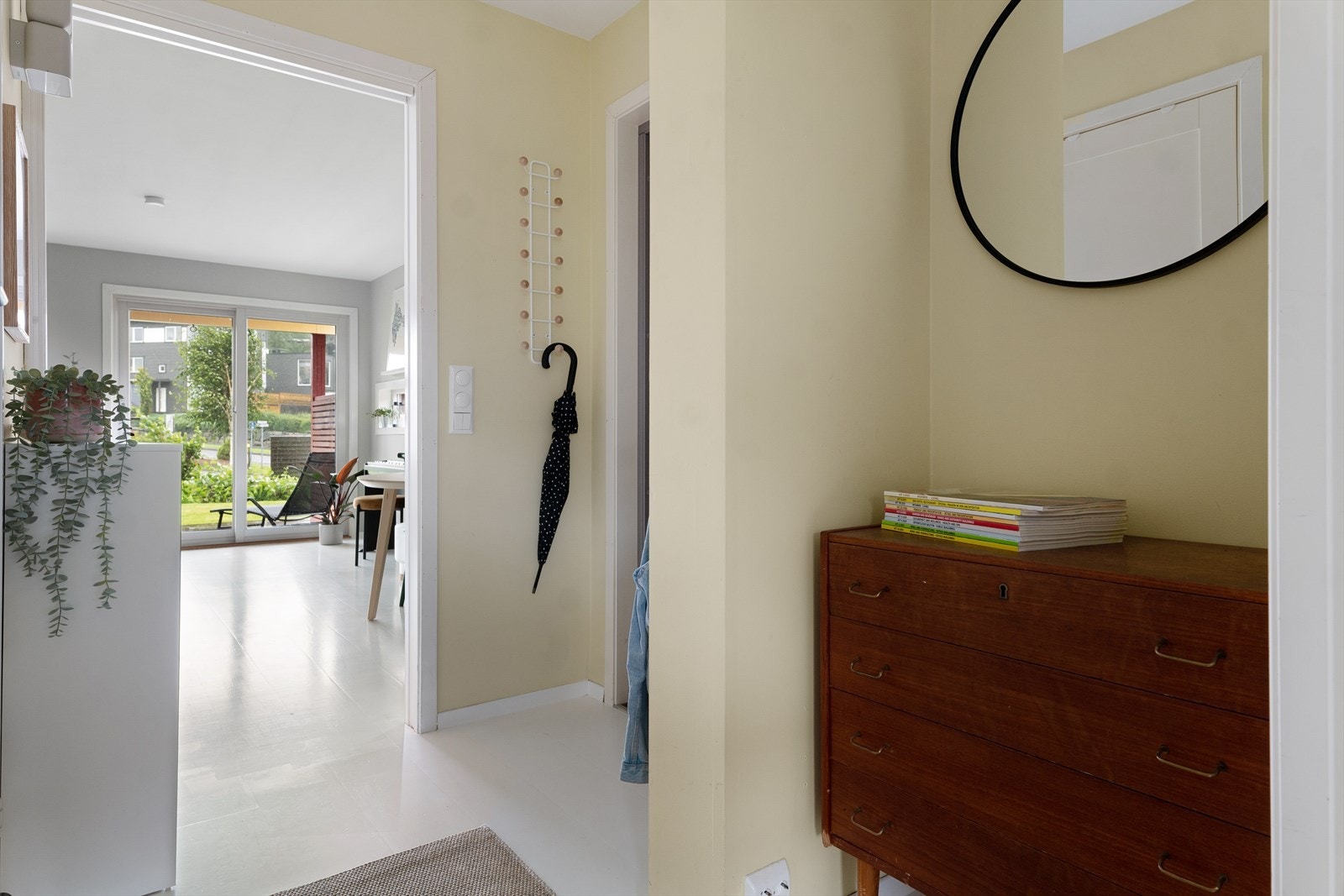 Entre/gang med oppheng og eget innhukk for skap eller kommode. Innbydende, lyst og trivelig. Malte gulvflater. Galleribilde