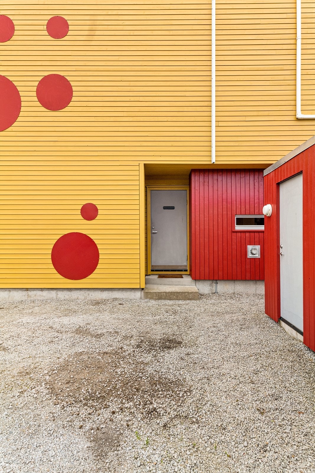 Plass til sykler under trapp v/inngangsparti. God parkering foran sportsbod m/plass til 2 biler i lengden. Galleribilde