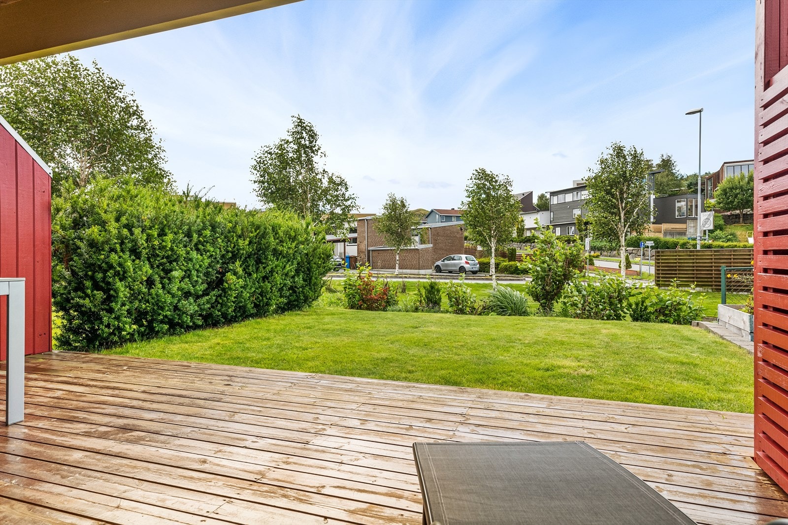 Stor overbygget terrasse, samt solrik hage med mulighet for grønnsakskasser. Perfekt for deg med hund eller katt. Galleribilde