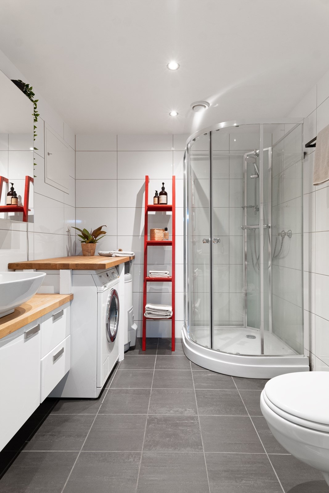 Bad i er også tidløst utført. Helfliset og m/god benkeplate for bretting av klær, samt ekstra lagring. Galleribilde