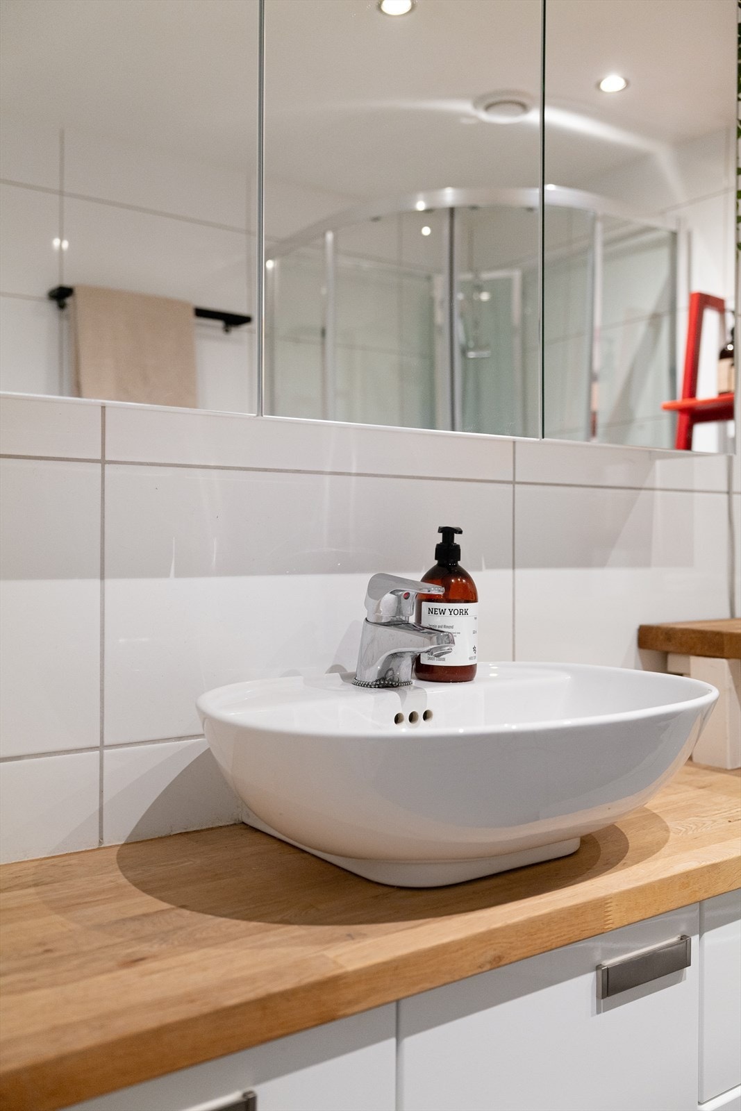 Speilskap, seksjon og god benkeplass. Tett dusjkabinett. Helflisede flater i tidløs utførelse. Galleribilde