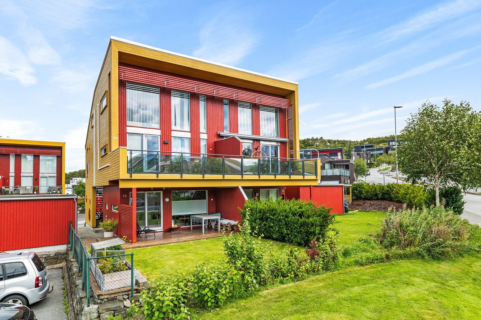 Strålende god plassering med herlige uterom. God lagring og parkering. Rolige omgivelser og direkte tilgang på turterreng. Galleribilde