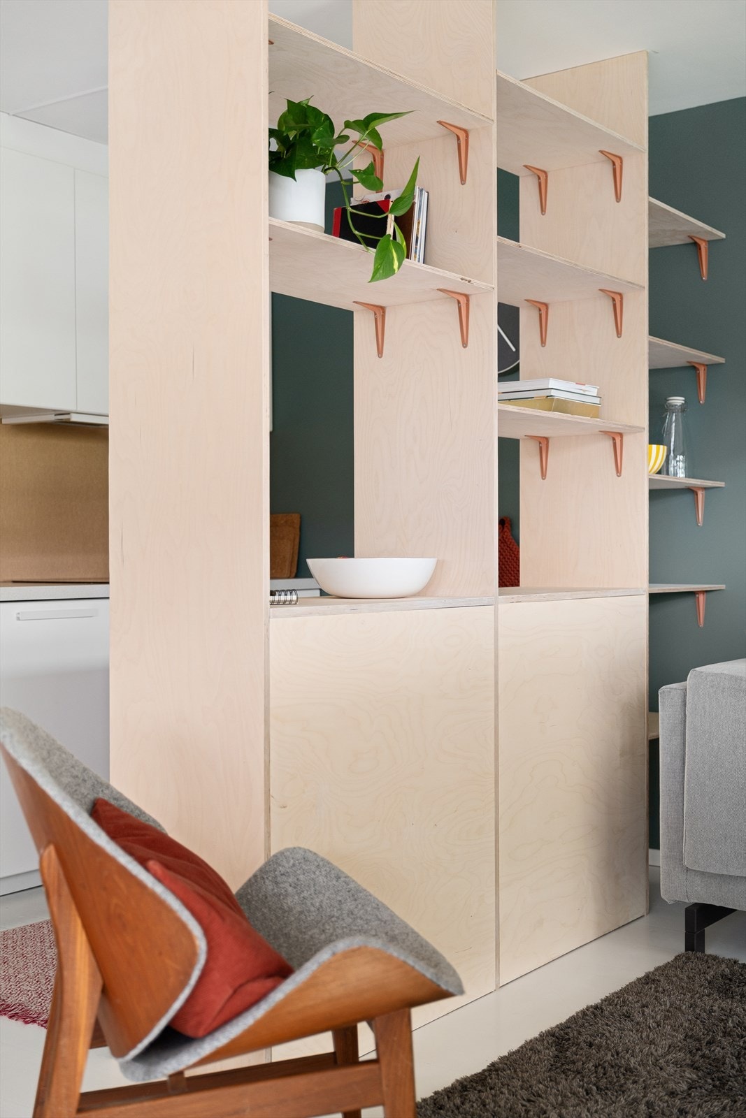 Funksjonell og stilig del av kjøkkenet - romavdeler med hylleplass. Galleribilde