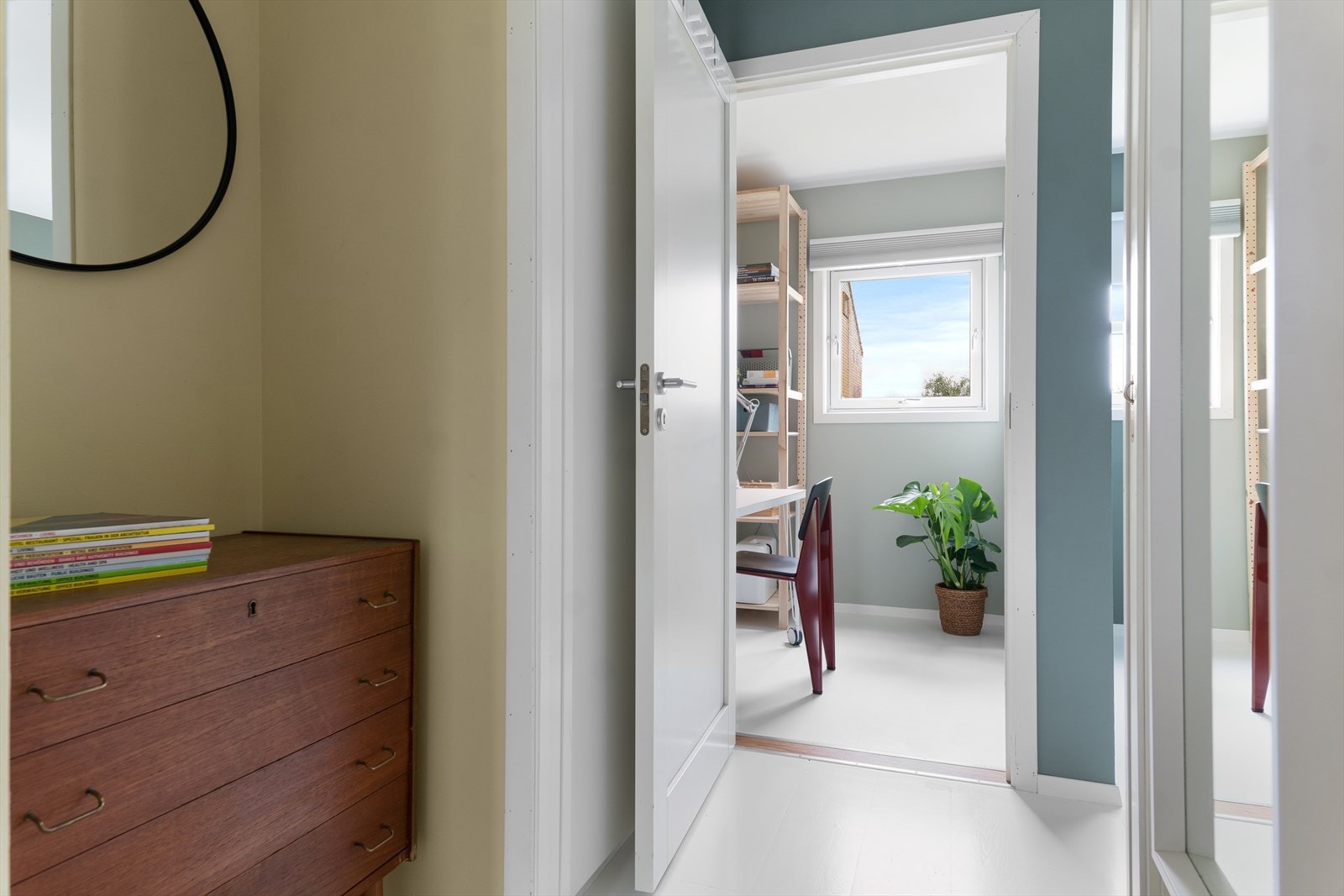 Entre/gang med oppheng og eget innhukk for skap eller kommode. Innbydende, lyst og trivelig. Galleribilde