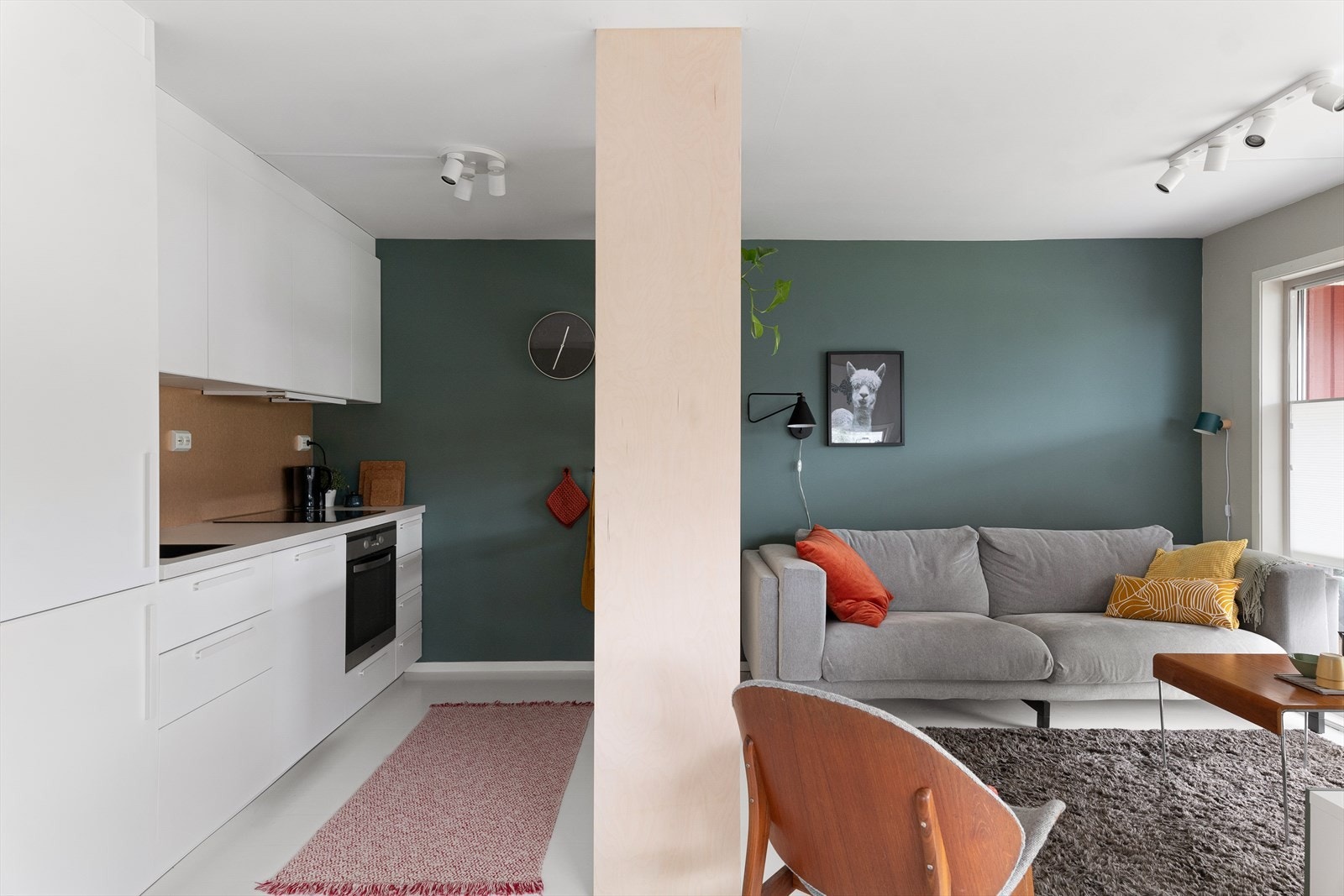 Stue og kjøkken er fint avdelt med smart hylleløsning. God plass til både spisestue og tv-stue. Galleribilde