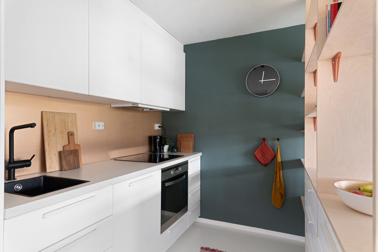 Nytt, delikat kjøkken med smarte løsninger. Enkelt å trives. Det naturlige lyset bidrar til gode arbeidsforhold og trivsel. Galleribilde