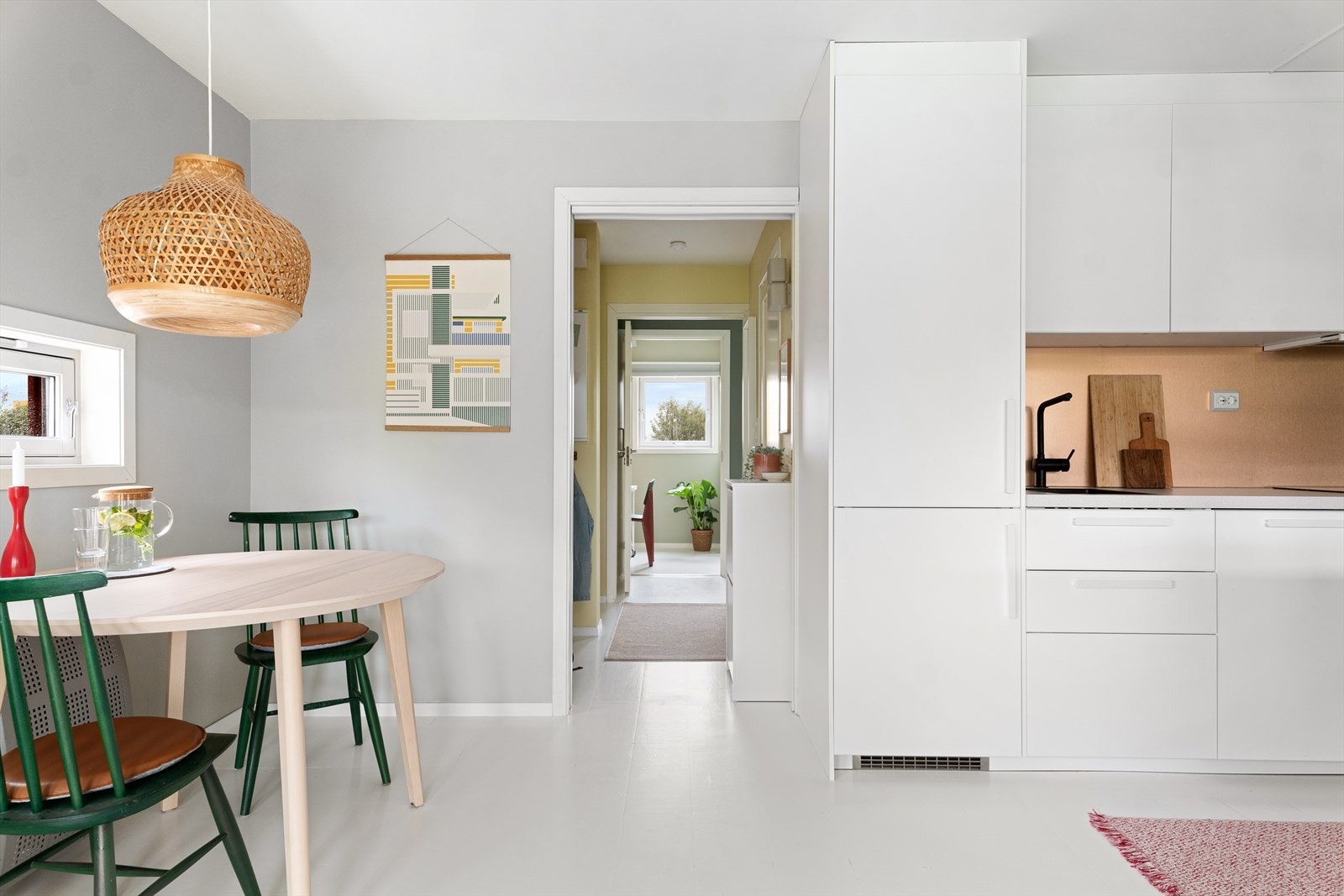 Kjøkken/stue i åpen løsning. Gjennomtenkt vindusbruk skaper herlige lysforhold. Delikat malt opp og nytt kjøkken m/smarte hylleløsninger. Galleribilde