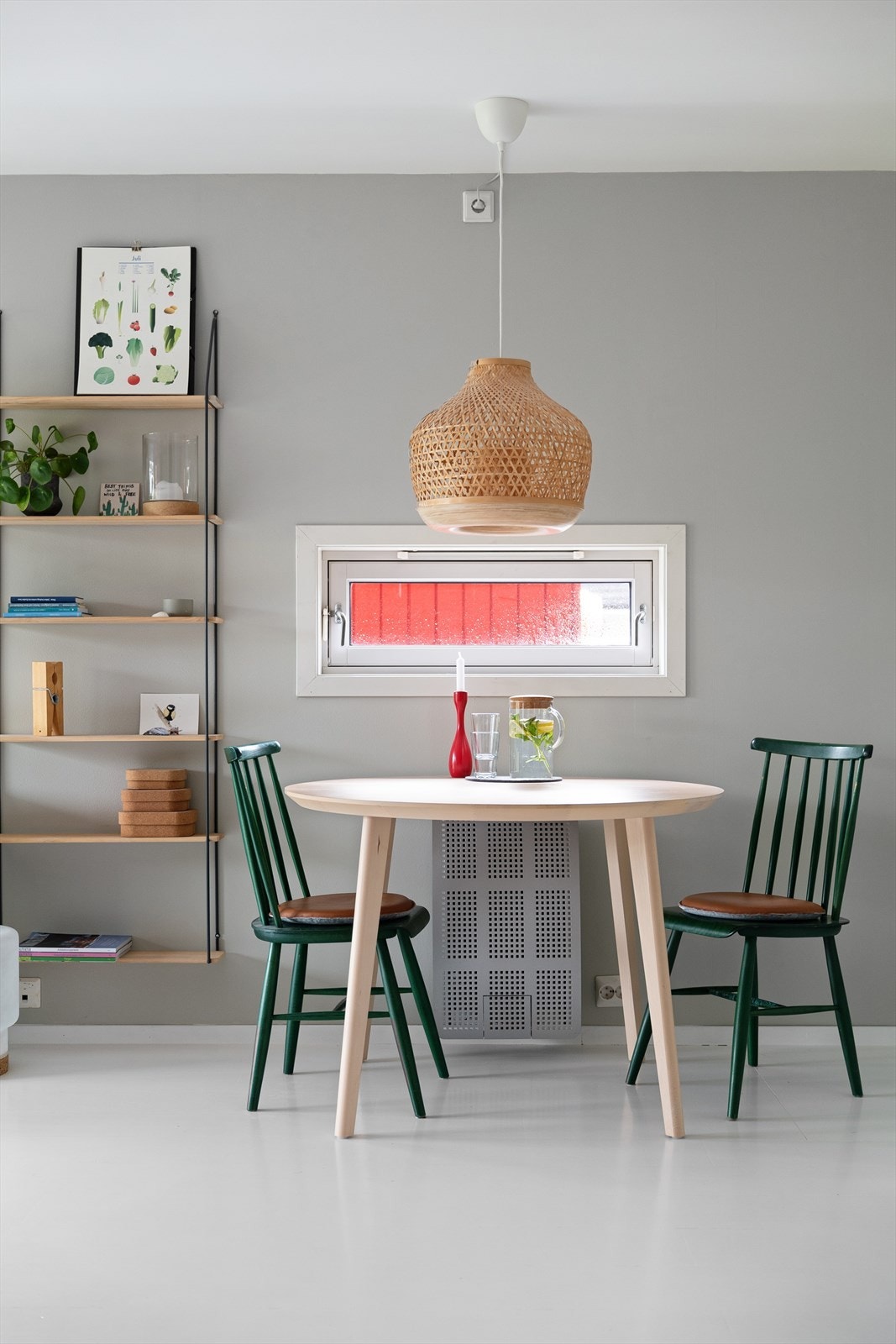 Herlige lysforhold og direkte utgang til stor, overbygget terrasse og solrik hage, skaper høy trivsel. Galleribilde