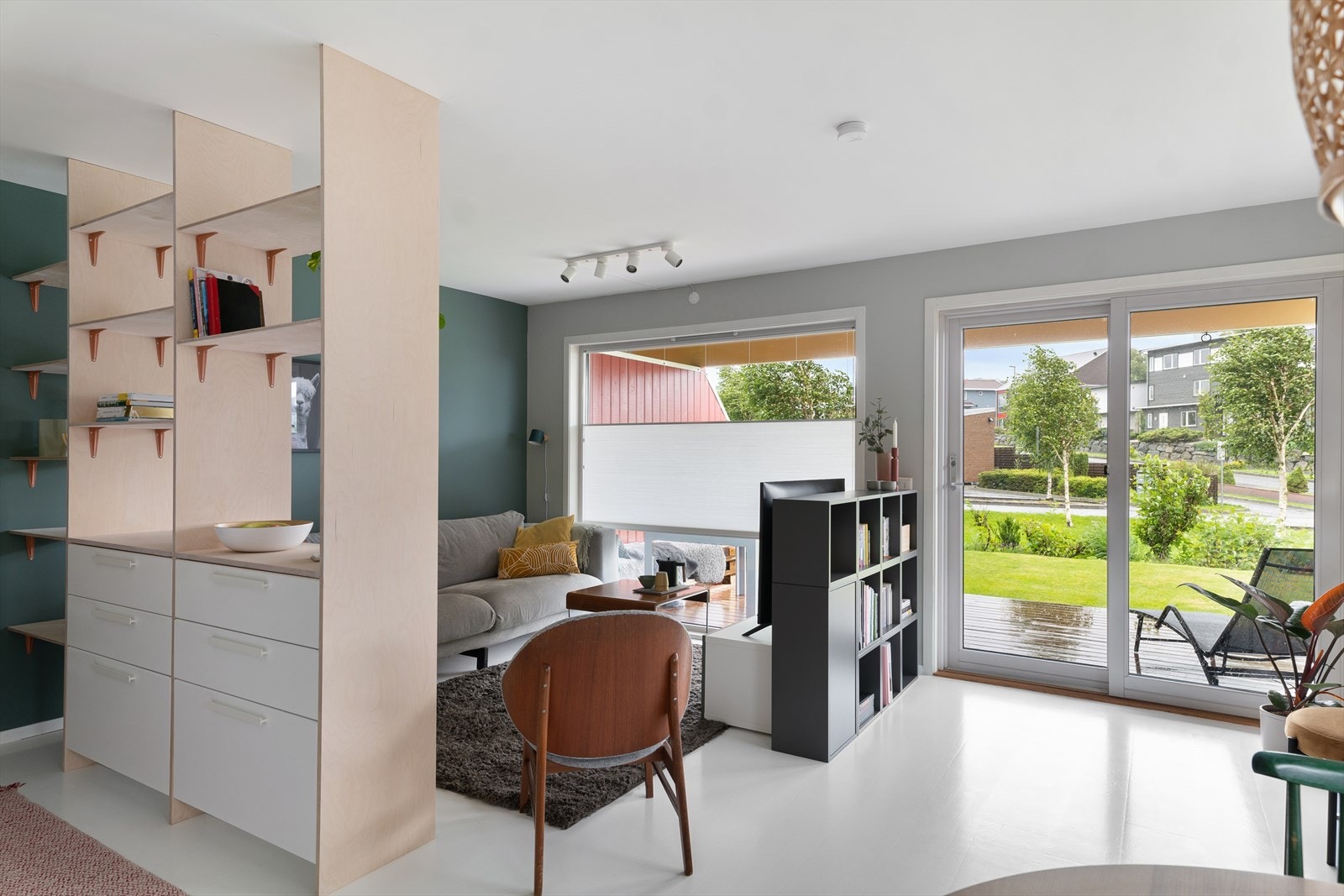 Kjøkken/stue i åpen løsning. Gjennomtenkt vindusbruk skaper herlige lysforhold. Delikat malt opp og nytt kjøkken m/smarte hylleløsninger. Galleribilde