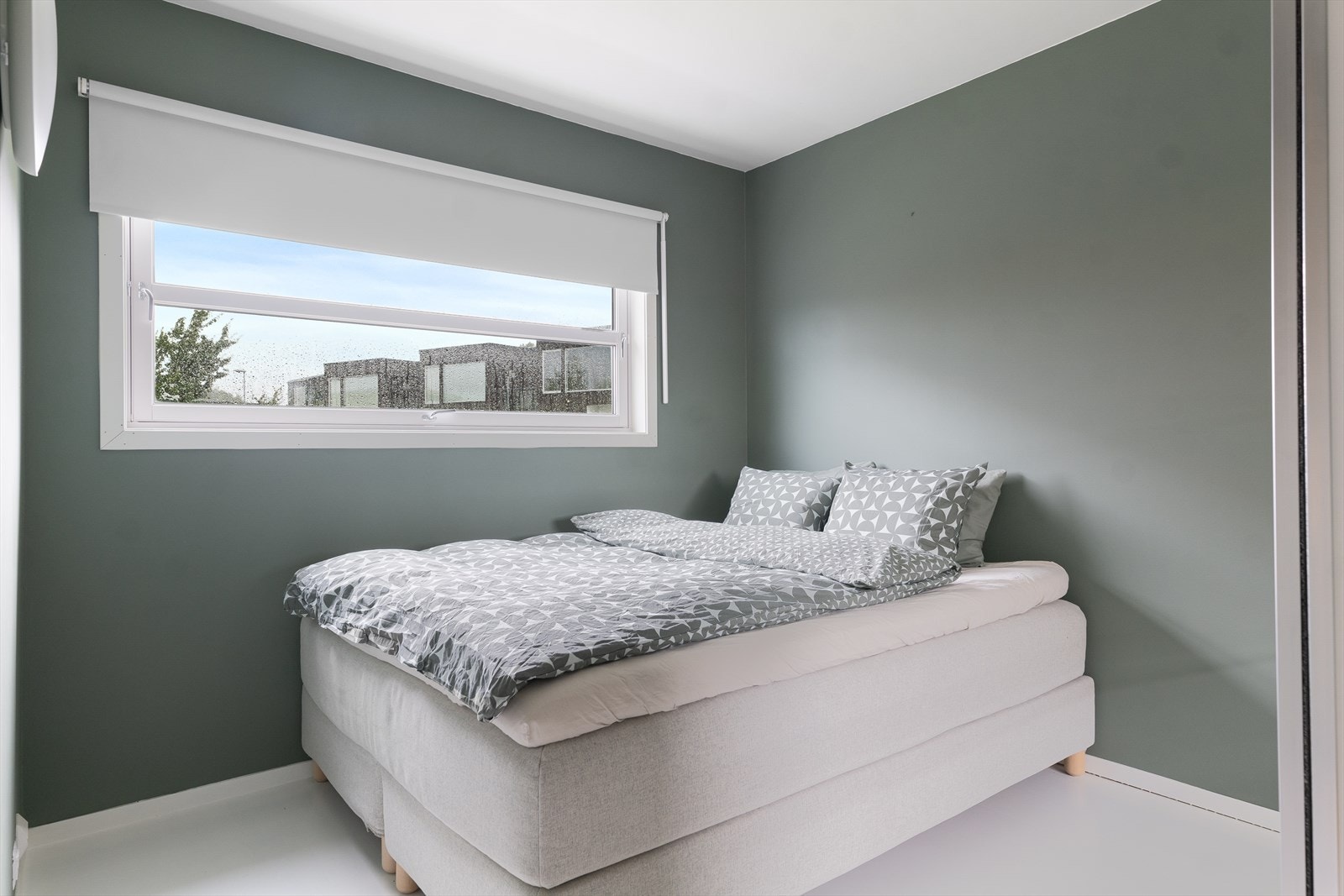 Romslig soverom med skyvedørsgarderobe. Galleribilde