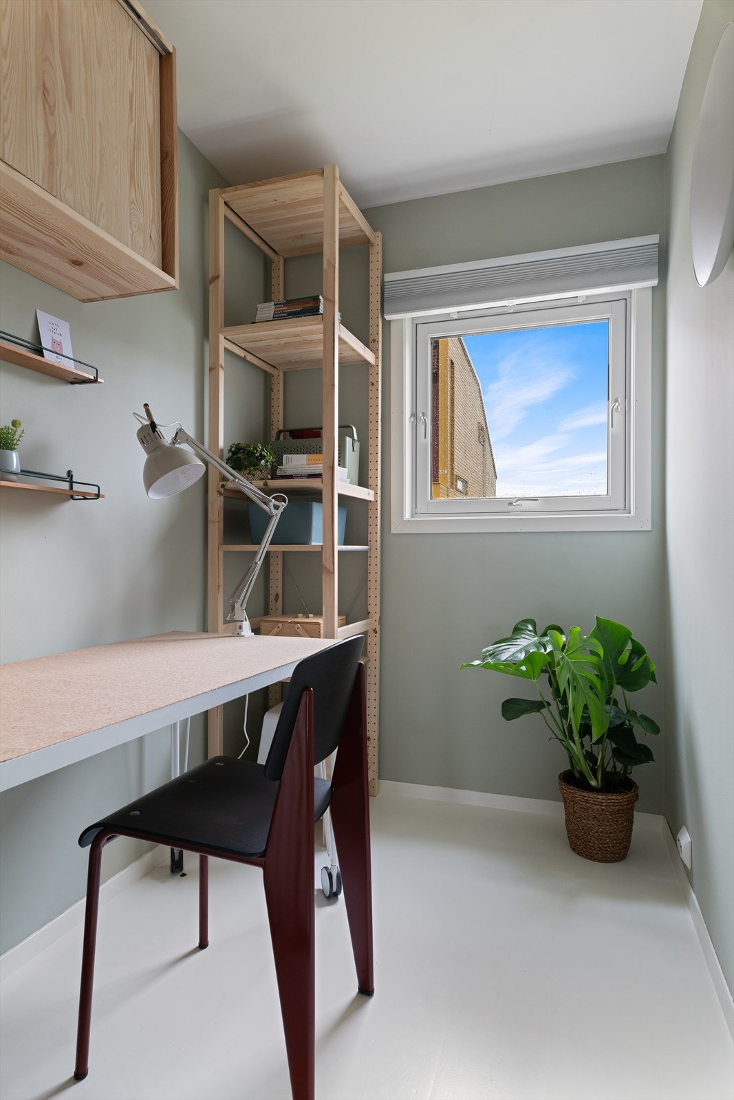 Kontor med vindu, kan benyttes til ulike formål. Galleribilde