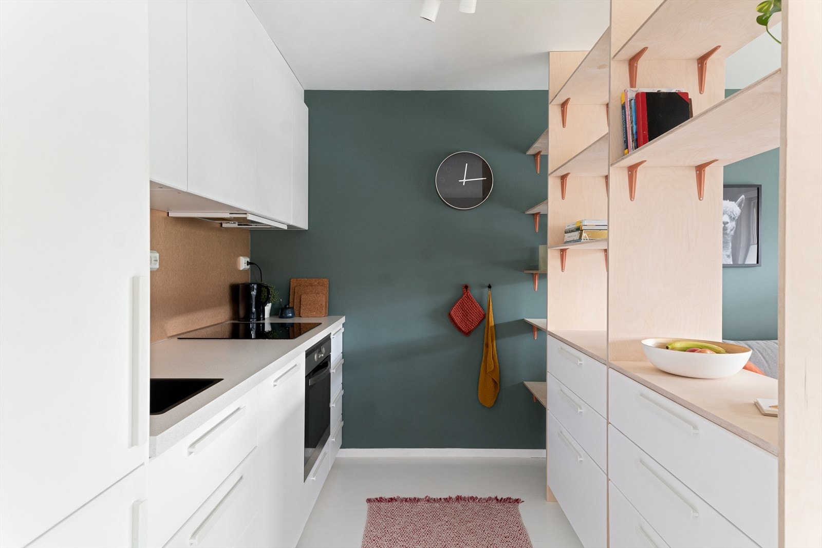 Et innholdsrikt kjøkken m/en nydelig romavdeler. Funksjonelt, stilrent og tidløst. Enkelt å tilføre eget interiør. Galleribilde