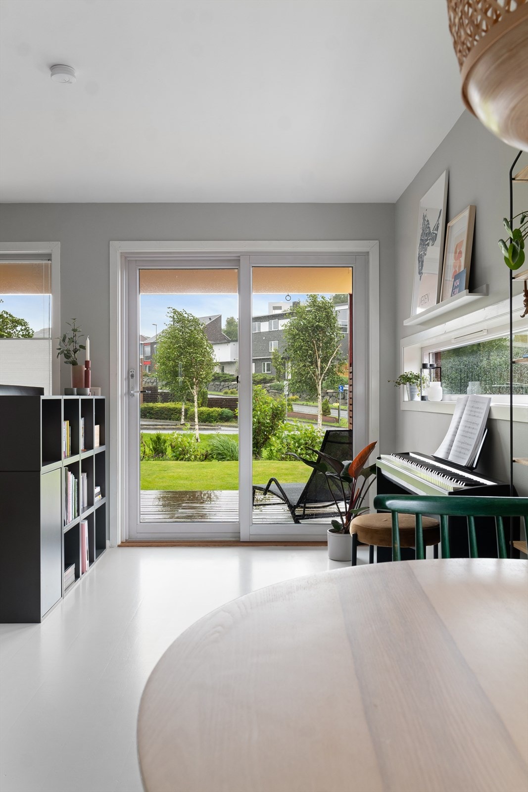 Spisestuen har fint kontakt med kjøkken, samt utsyn til egen hage. Galleribilde