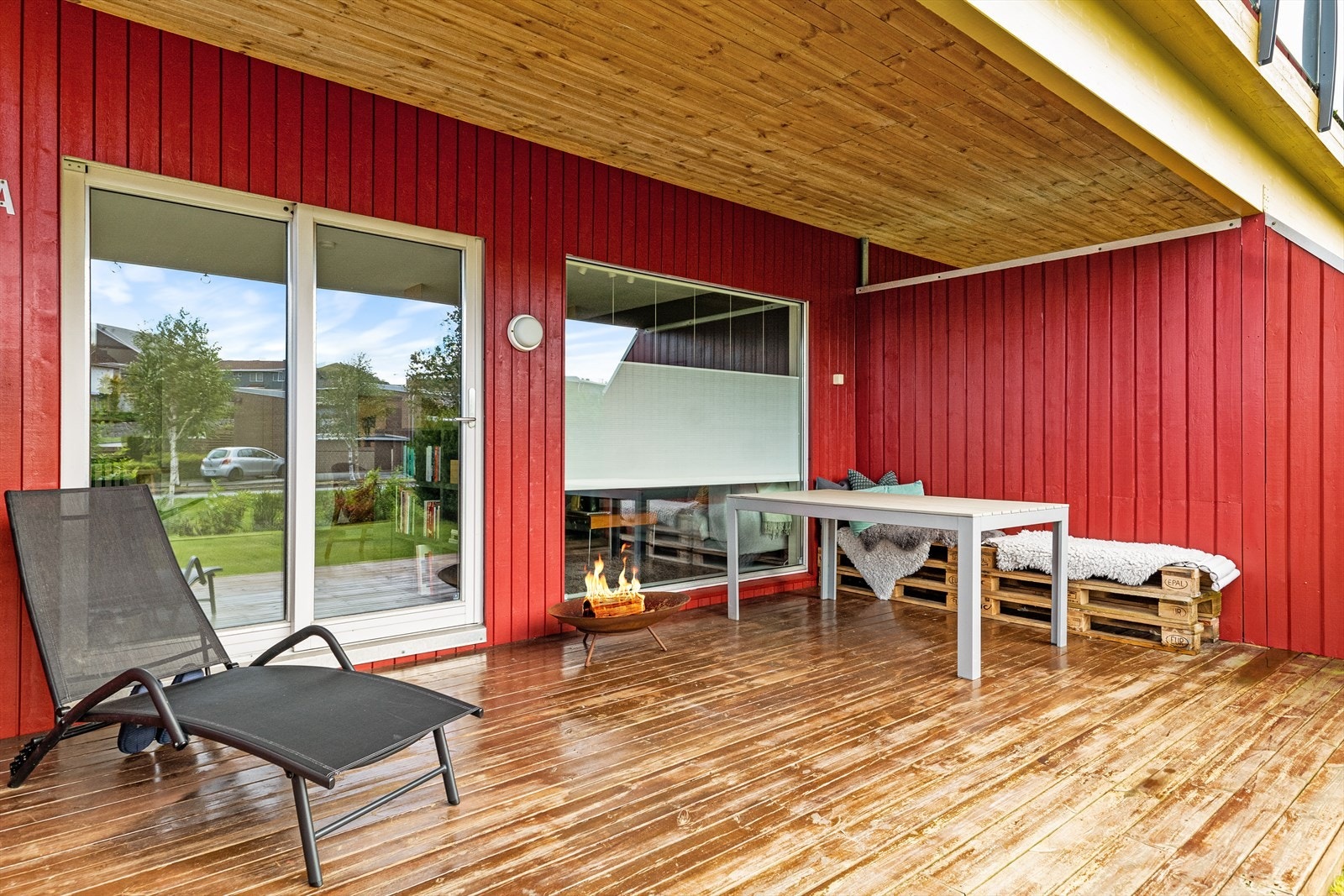 Stor overbygget terrasse, samt solrik hage med mulighet for grønnsakskasser. Perfekt for deg med hund eller katt. Galleribilde