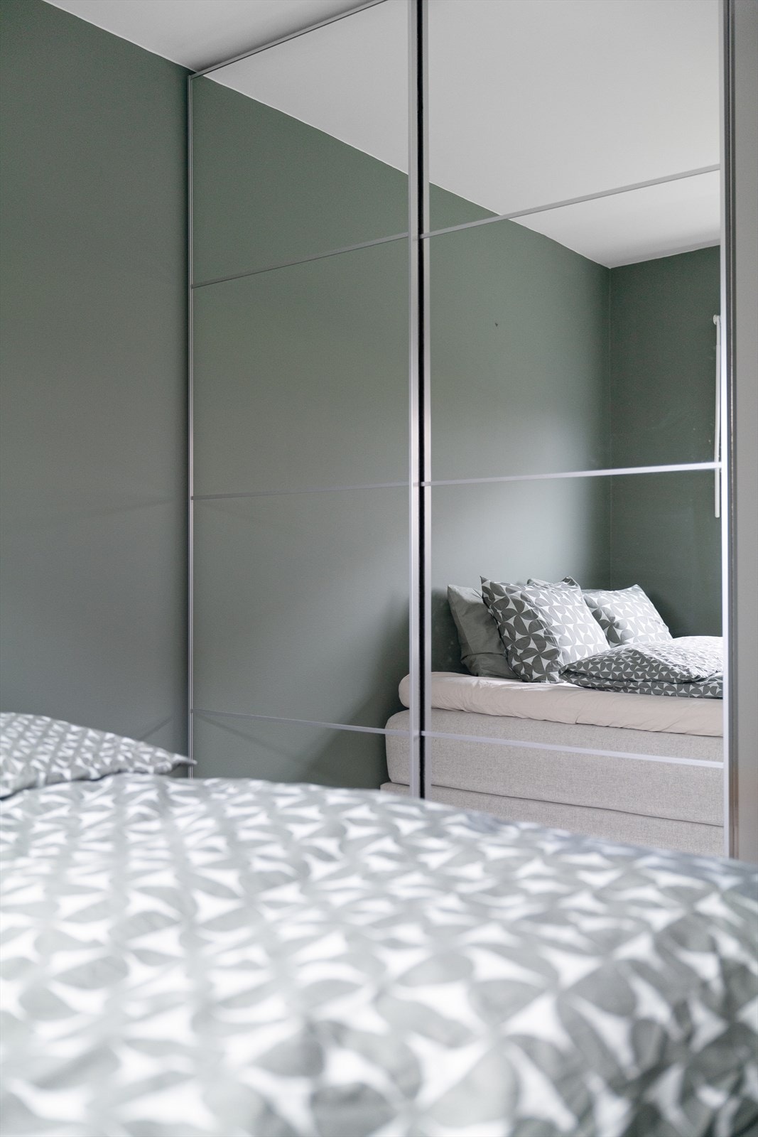 Romslig soverom med skyvedørsgarderobe. Galleribilde