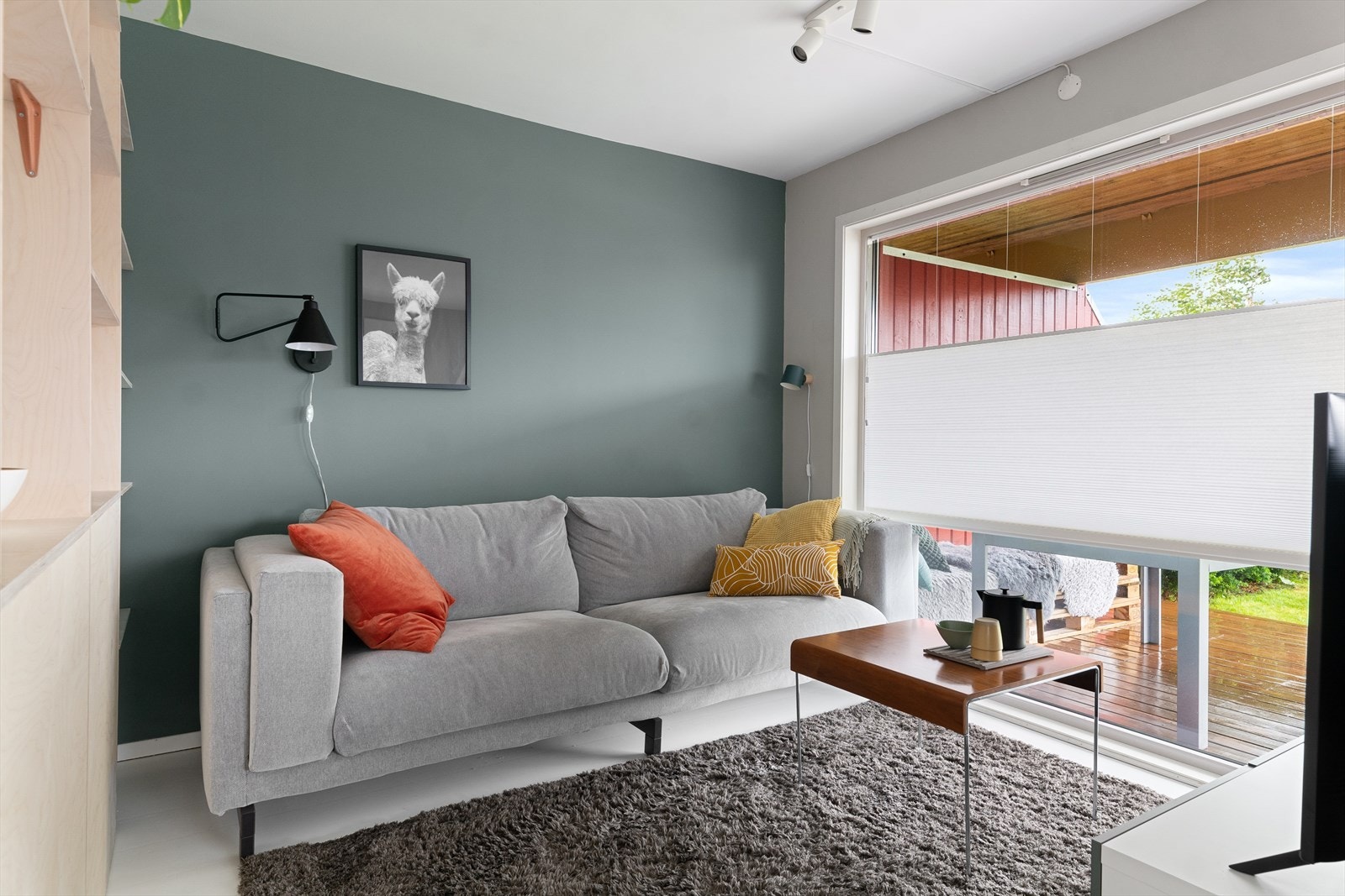 Innbydende stue med god plass til tv-stue, spisestue og en ekstra sone. Galleribilde