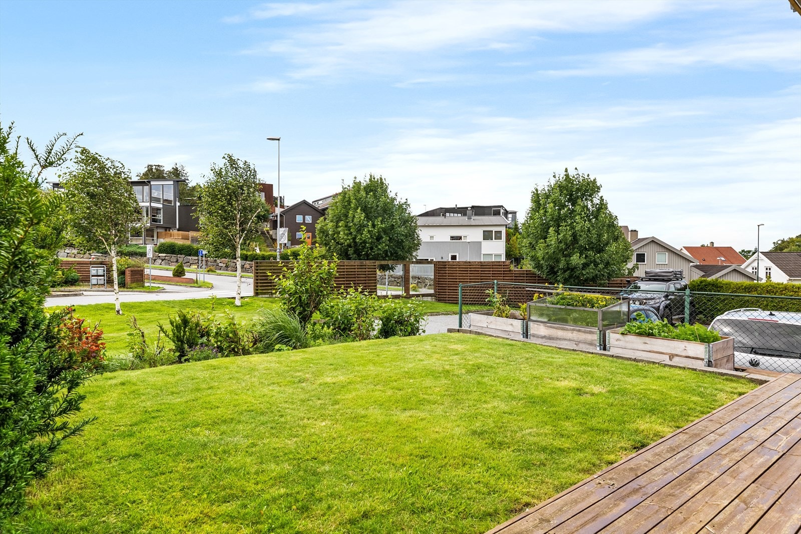 God plass til venner på besøk. Stor overbygget terrasse, samt solrik hage med mulighet for grønnsakskasser. Perfekt for deg med hund eller katt. Galleribilde