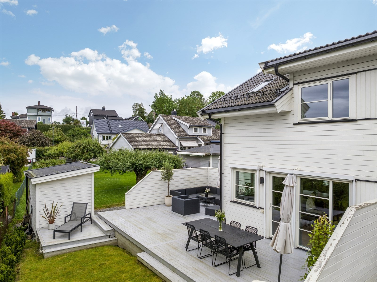 Seksjonen innehar en fin planløsning over to etasjer, samt stor og deilig, nordvestvendt terrasse med usjenert beliggenhet og gode solforhold. Galleribilde