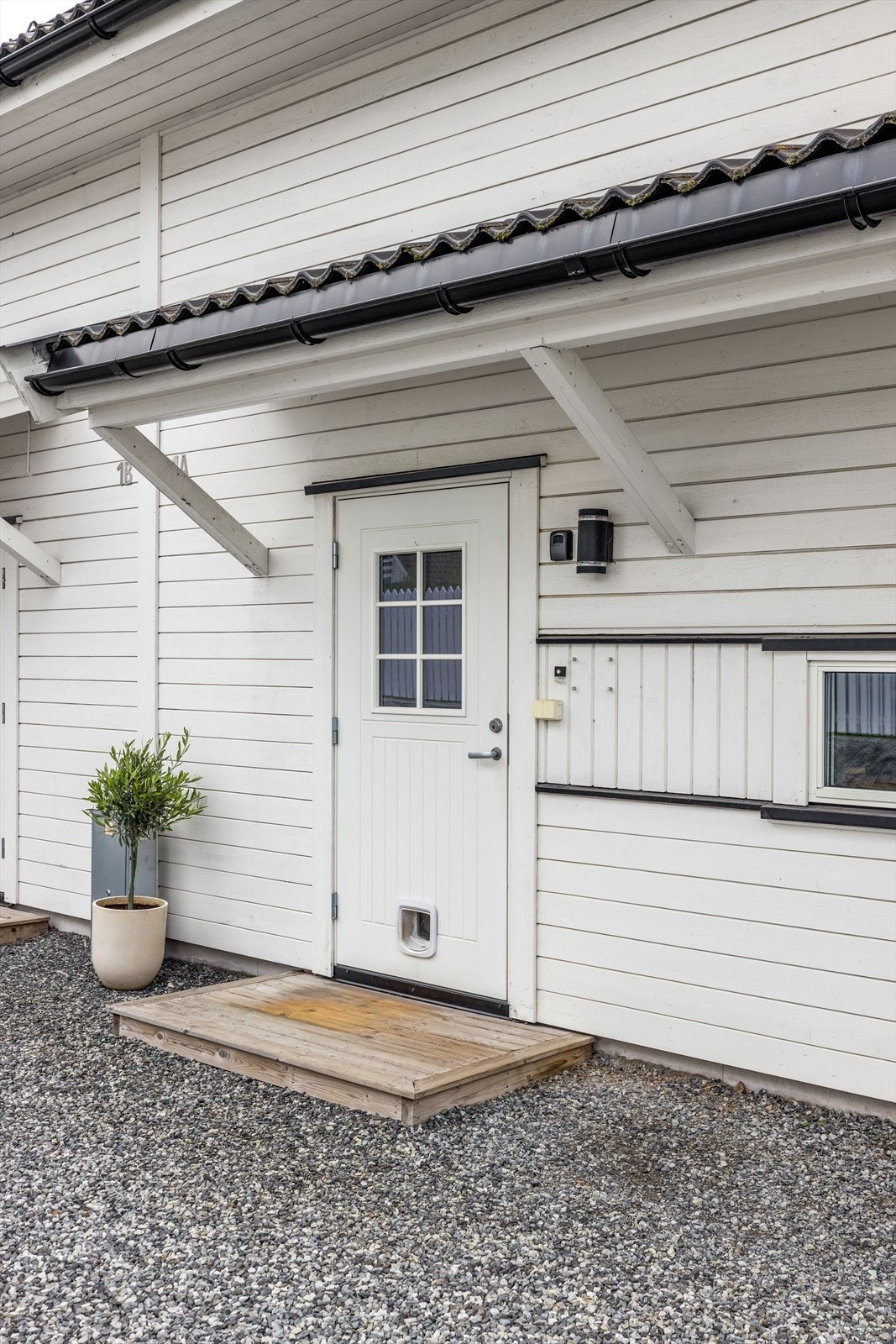 Området er barnevennlig, med nærhet til flere barnehager og Grønli skole med 1.-7. trinn. Rett ved boligen er det opparbeidet en hyggelig lekeplass. Galleribilde