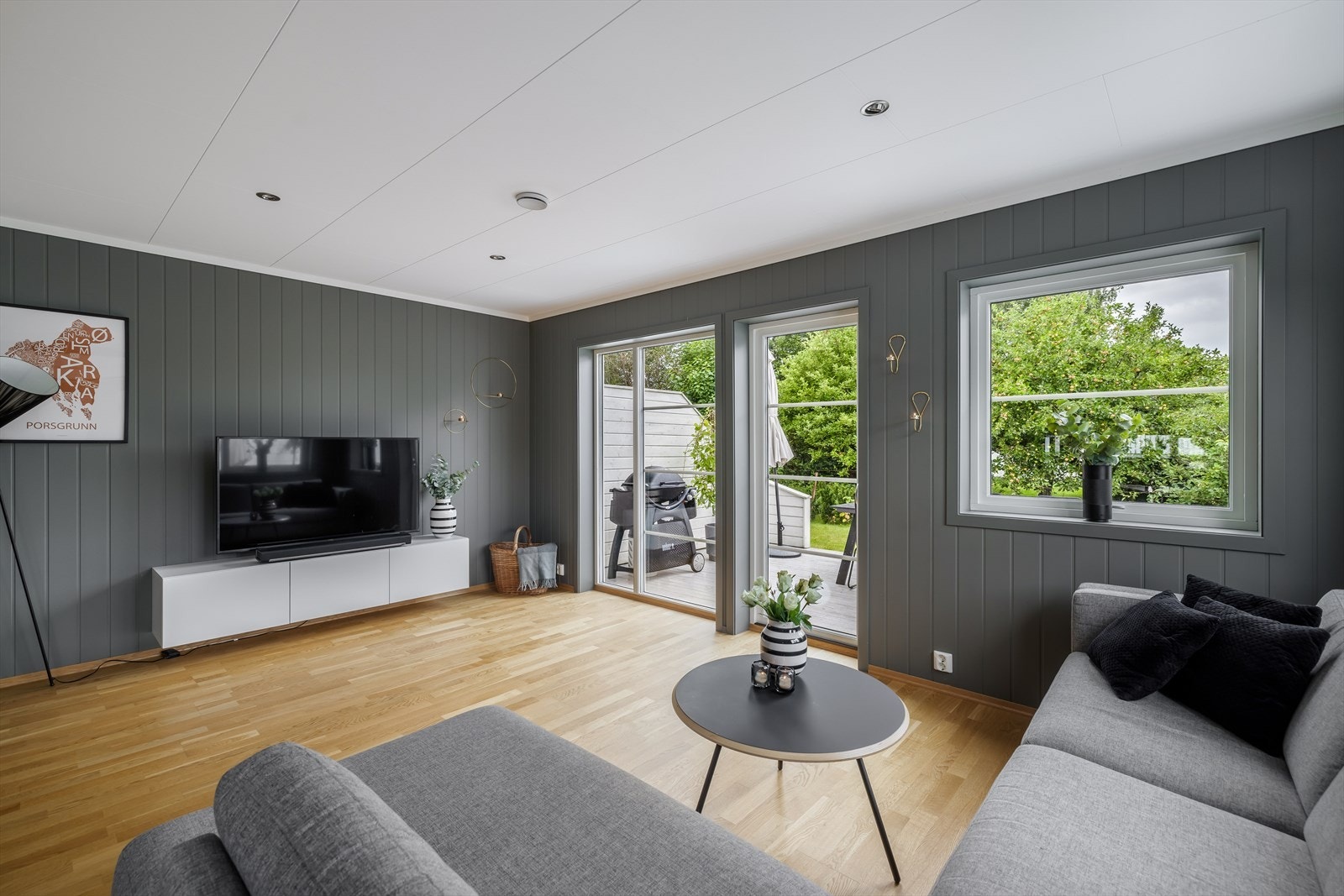Romløsningen skaper fine, definerte soner for møblering. Det er opplyst at boligen har innlagt fiber internett fra Altibox, Viken Fiber. Galleribilde