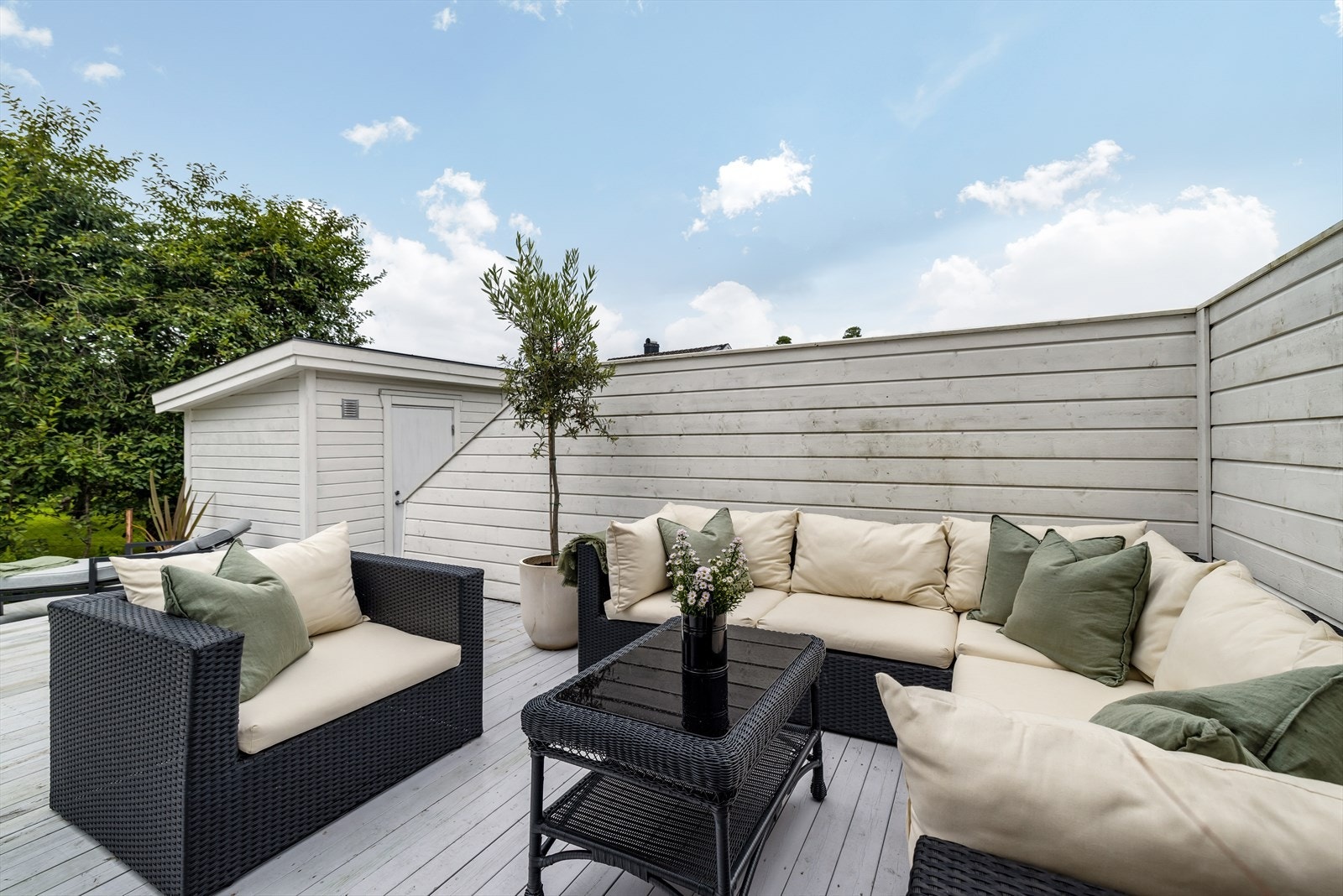 Terrassen som ligger i tilknytning til seksjonen er av god størrelse og ligger usjenert til mot nordvest, med gode solforhold og levegger for skjerming. Galleribilde