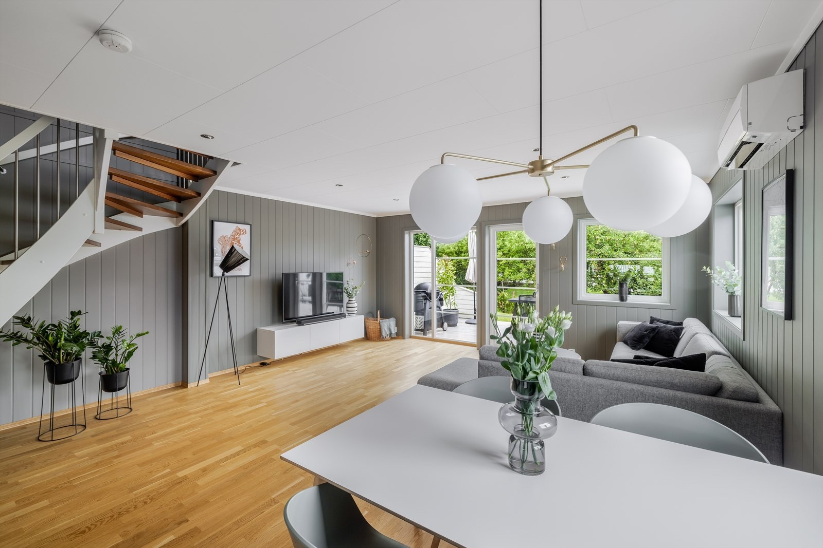Boligen er også utstyrt med balansert ventilasjonsanlegg med varmegjenvinning, med tilluft til oppholdsrom og avtrekk fra kjøkken og våtrom. Galleribilde