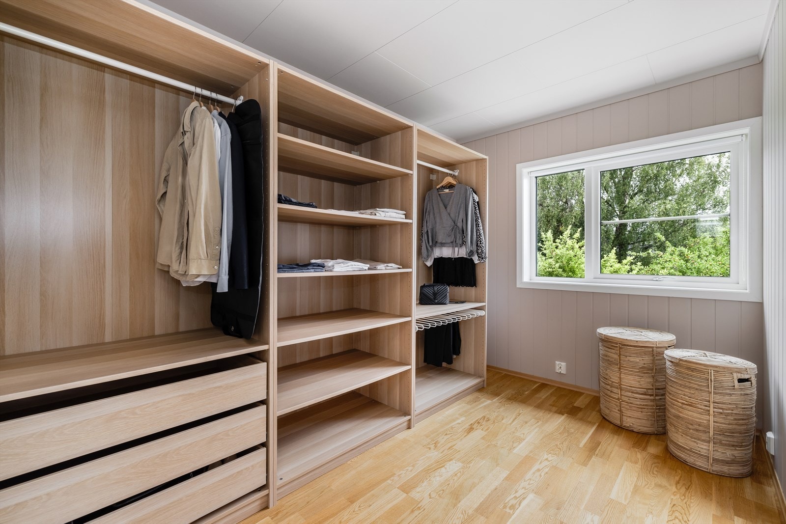 Soverom III benyttes i dag som omkledningsrom og er utstyrt med praktisk, åpent PAX garderobesystem fra Ikea. Galleribilde