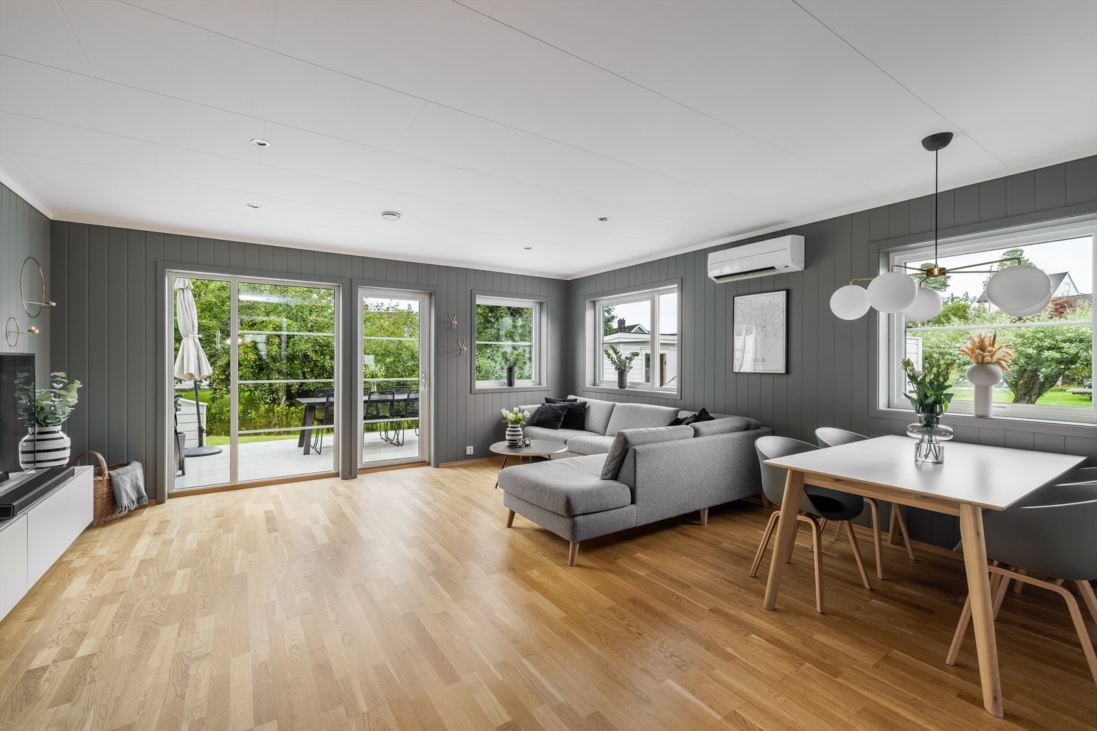 Dagslyset suppleres fint av innfelte downlights i himlingen, som kan dimmes etter eget ønske. I stuen er det også montert varmepumpe fra byggeår. Galleribilde