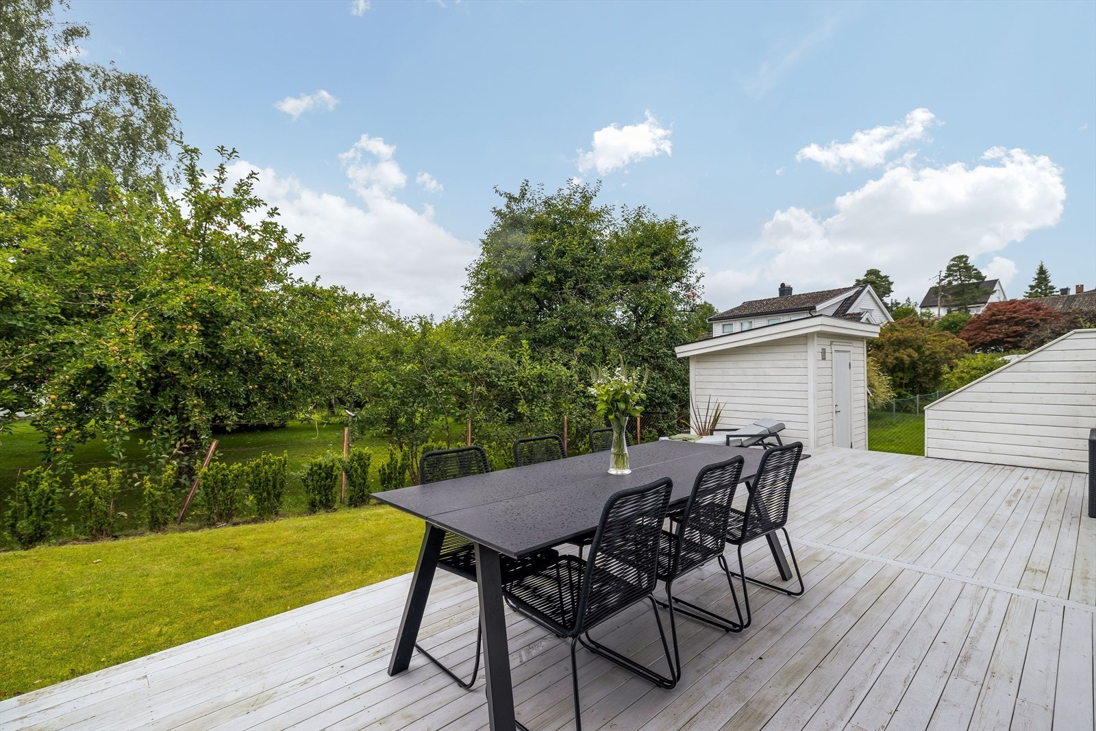 Seksjonen disponerer egen, lettstelt hagedel og to biloppstillingsplasser på sameiets felles tomt. Frittstående, praktisk sportsbod på ca. 5 m². Galleribilde