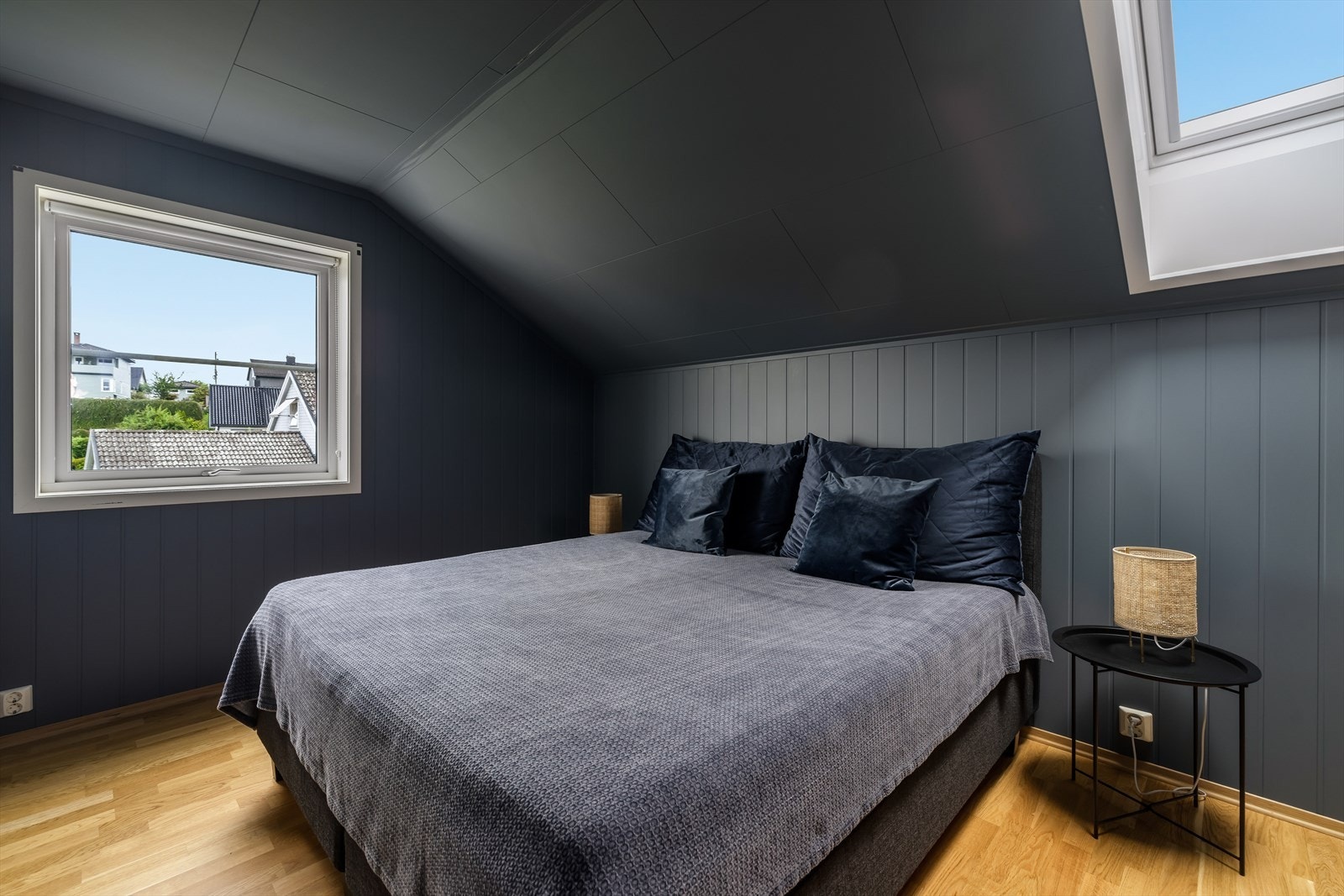 Boligen har tre gode soverom, alle beliggende i 2. etasje. Soverommene har pen eikeparkett på gulv, malte panelplater på vegger og takessplater i himling. Det er også lagringsplass på loft. Galleribilde