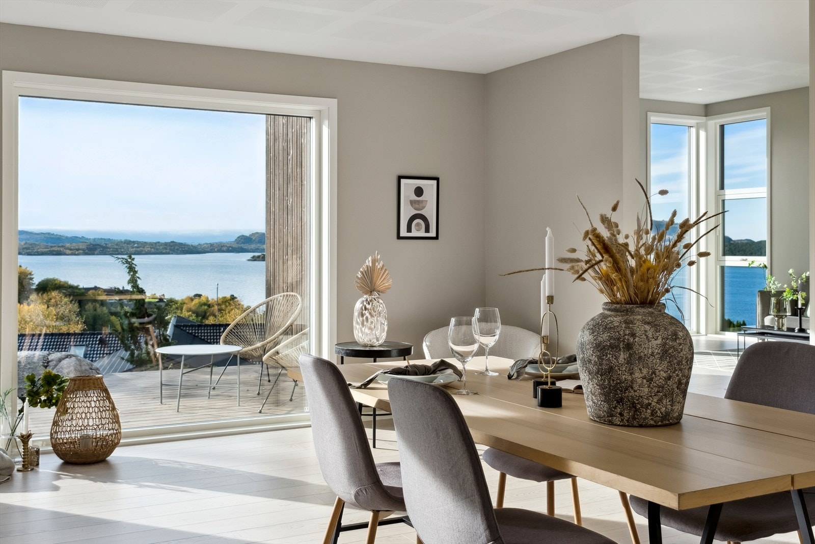 God plass til spisebord og flott utsyn! Galleribilde