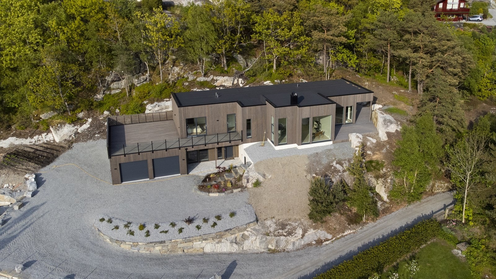 Reisverk i tre. Betongdekke mellom etasjene og i under etasjen. Nytt hus med god standard bygget av Ryfylke trelast. Galleribilde