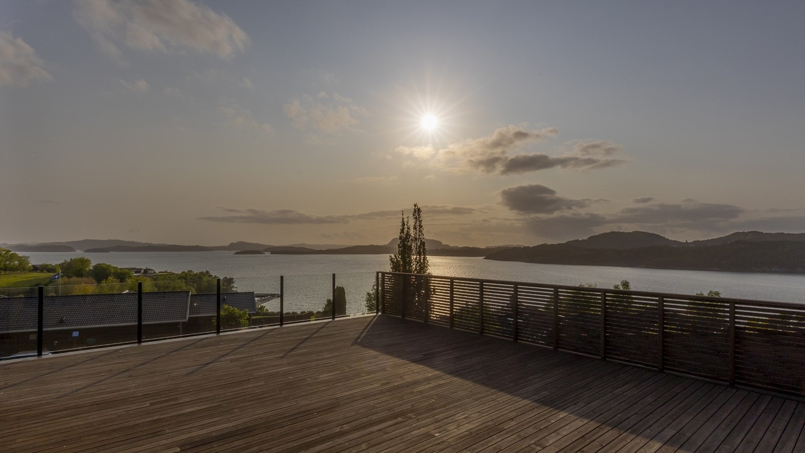 Vi er stolte av å kunne presentere Fisterhammeren 33! En rålekker villa , med en utsikt de fleste bare kan drømme om. Utsikt utover hele Ryfylke, og helt inn mot Stavanger. Denne boligen kan nå bli din! Galleribilde