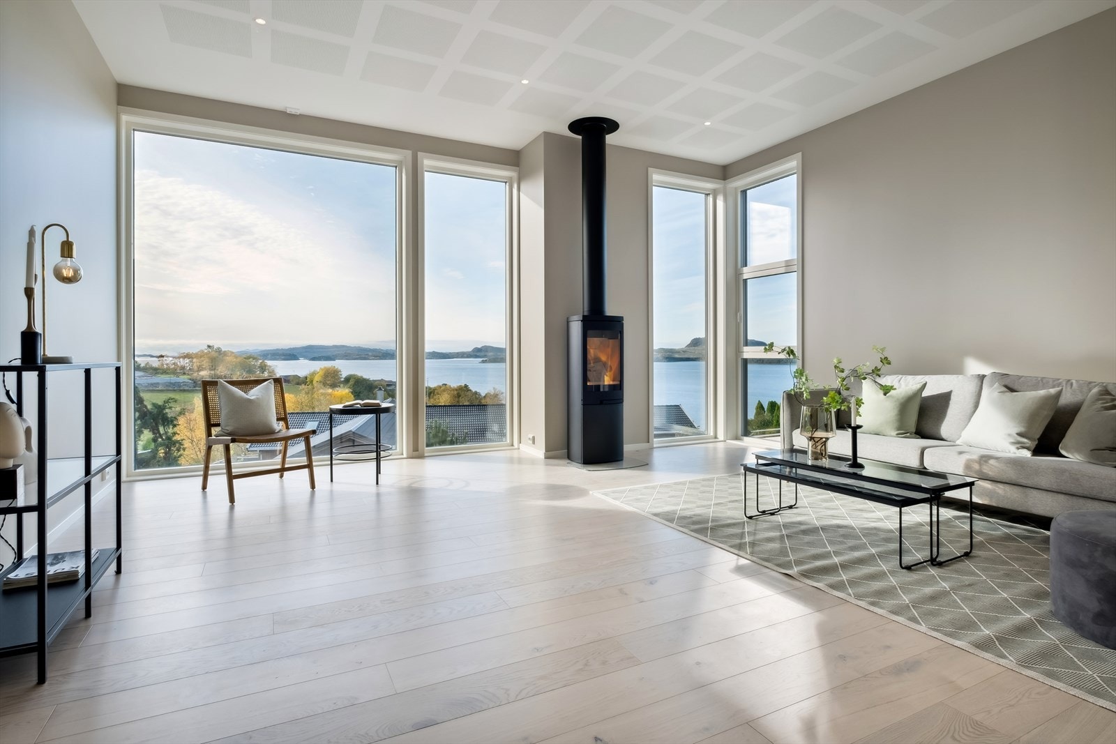 Lys og trivelig stue med plass til sofagruppe og spisebord. Galleribilde